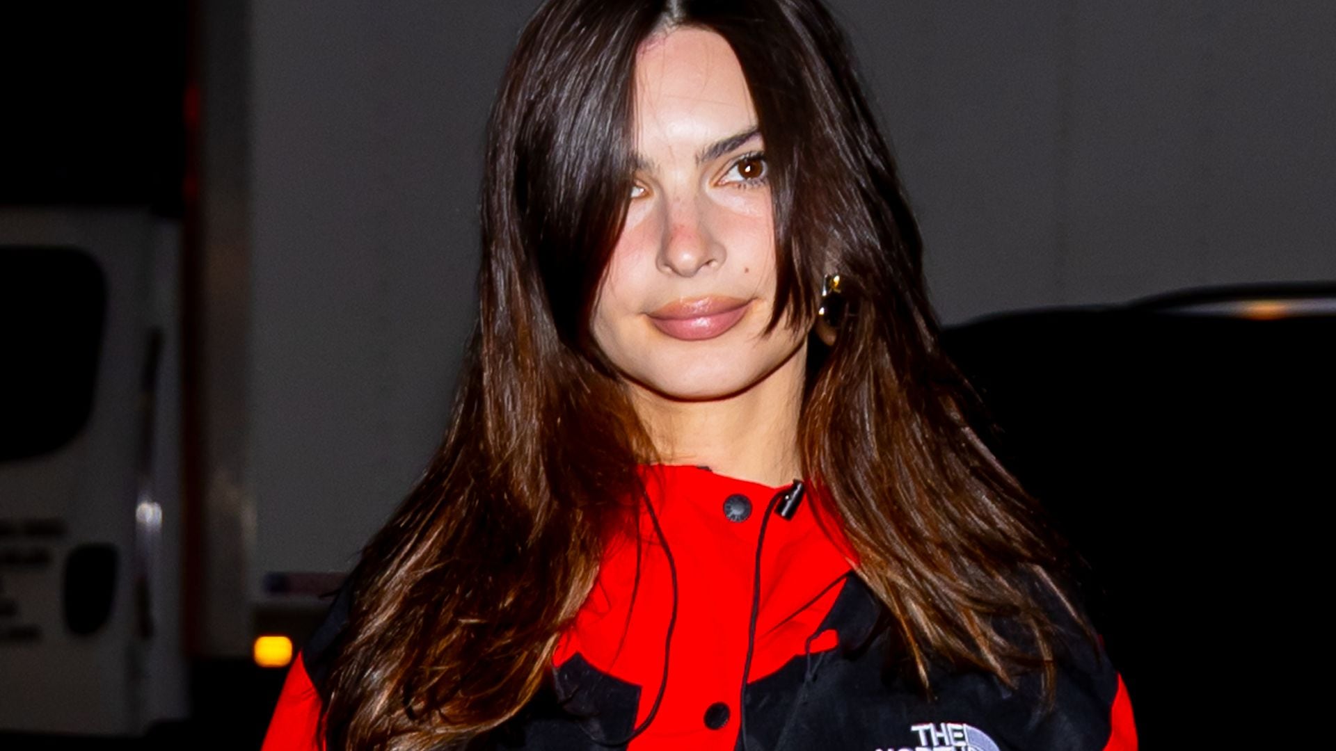 Emily Ratajkowski tiene la chaqueta perfecta para el cambio de temporada