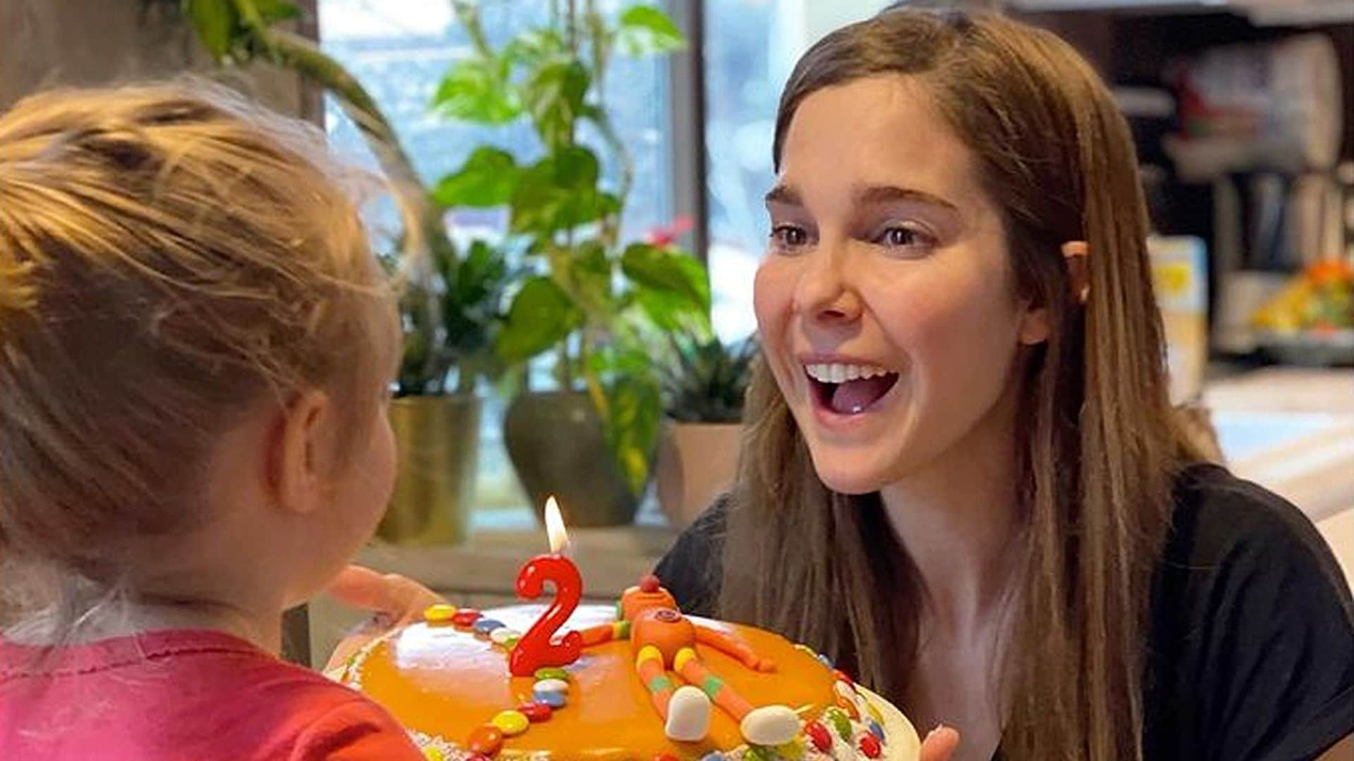 ¡Lia sopla dos velas! La hija de Natalia Sánchez y Marc Clotet lo celebra con una tarta y mucha nieve