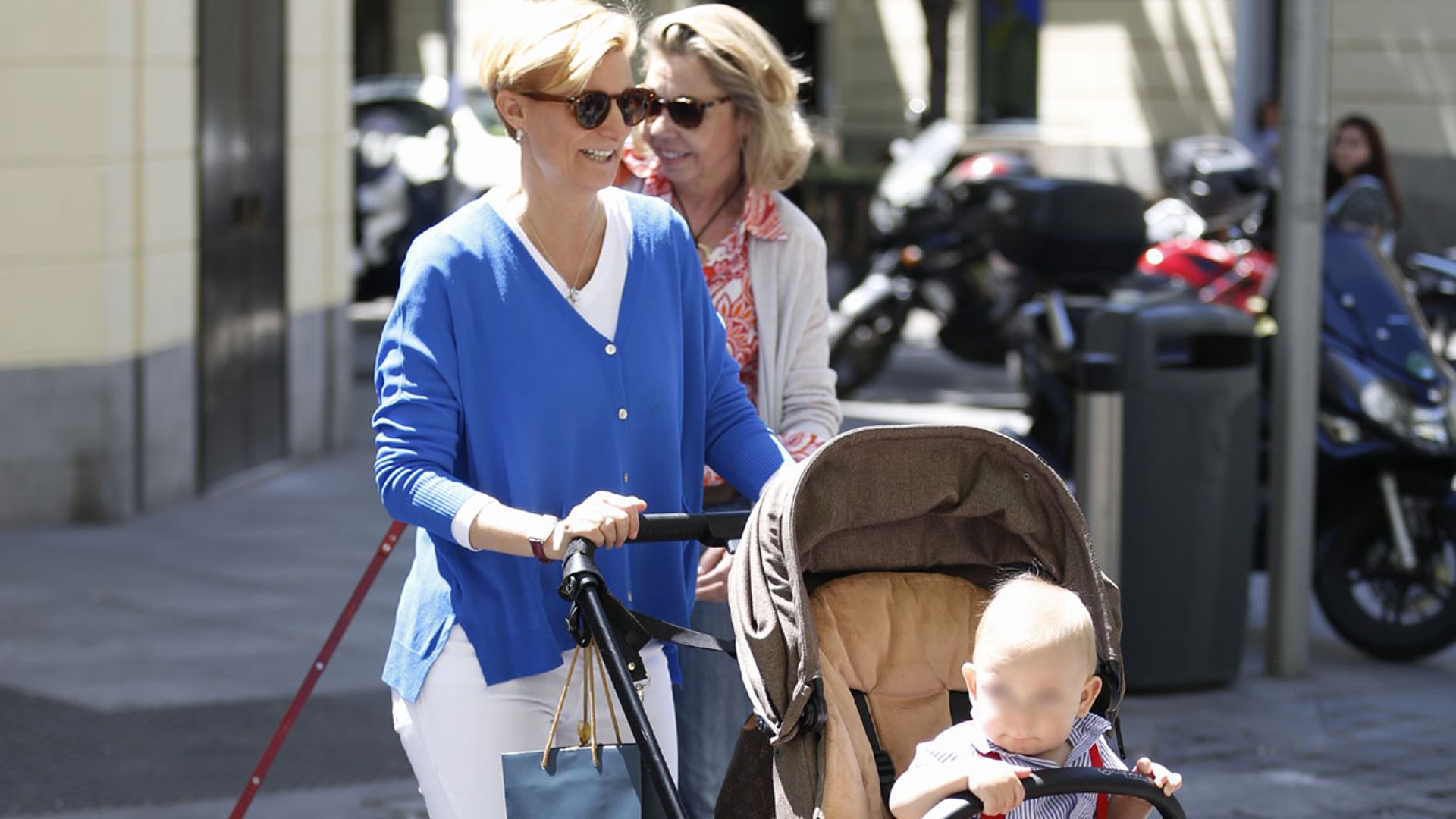 María Zurita, una mamá orgullosa de paseo con Carlitos en su primer cumpleaños