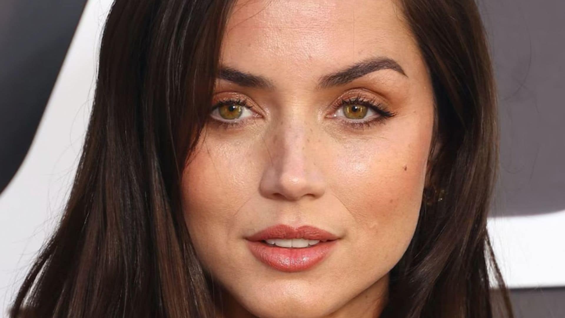 ¿Tienes los ojos verdes? Destácalos con los trucos de maquillaje de Ana de Armas