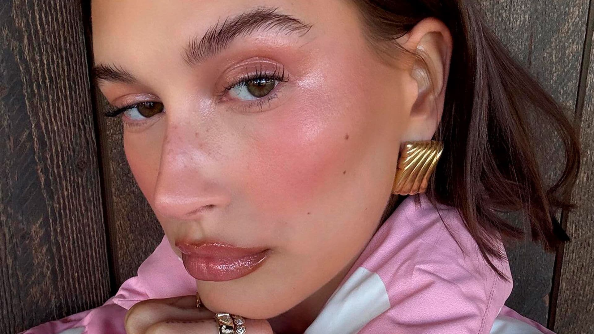 Hailey Bieber, Jessica Goicoechea, María Pombo... Ellas son las reinas del 'strawberry makeup'