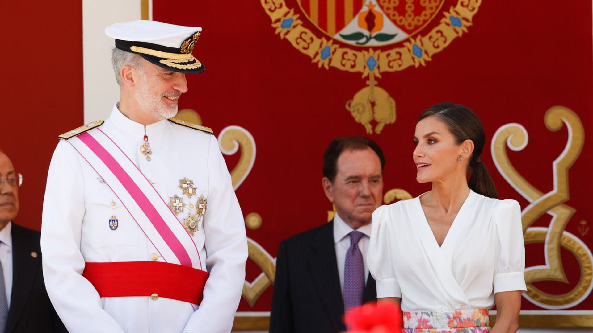 La complicidad de los Reyes durante el desfile de las Fuerzas Armadas en Granada