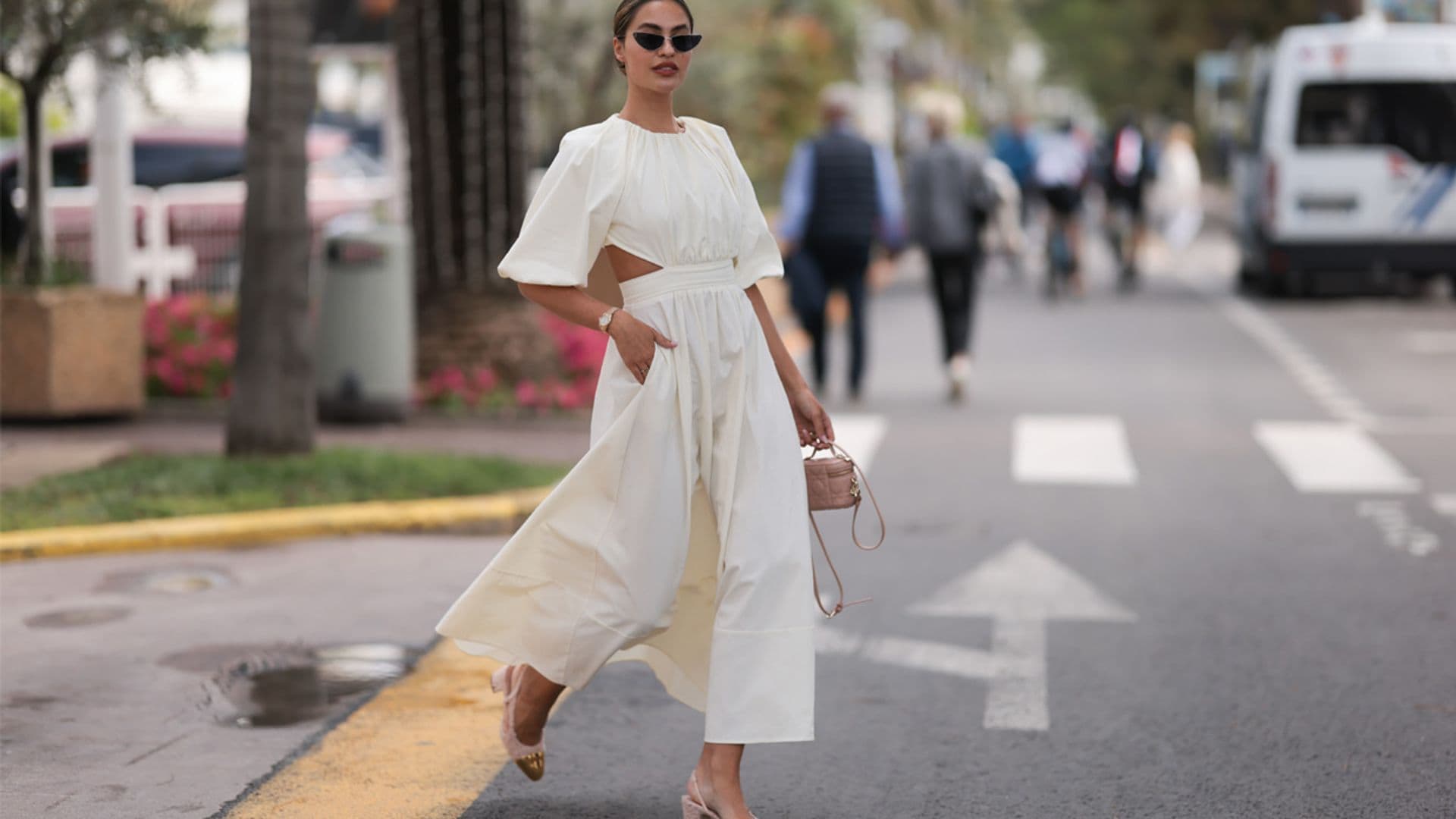 Así combina nuestra estilista un vestido blanco en cada plan de verano