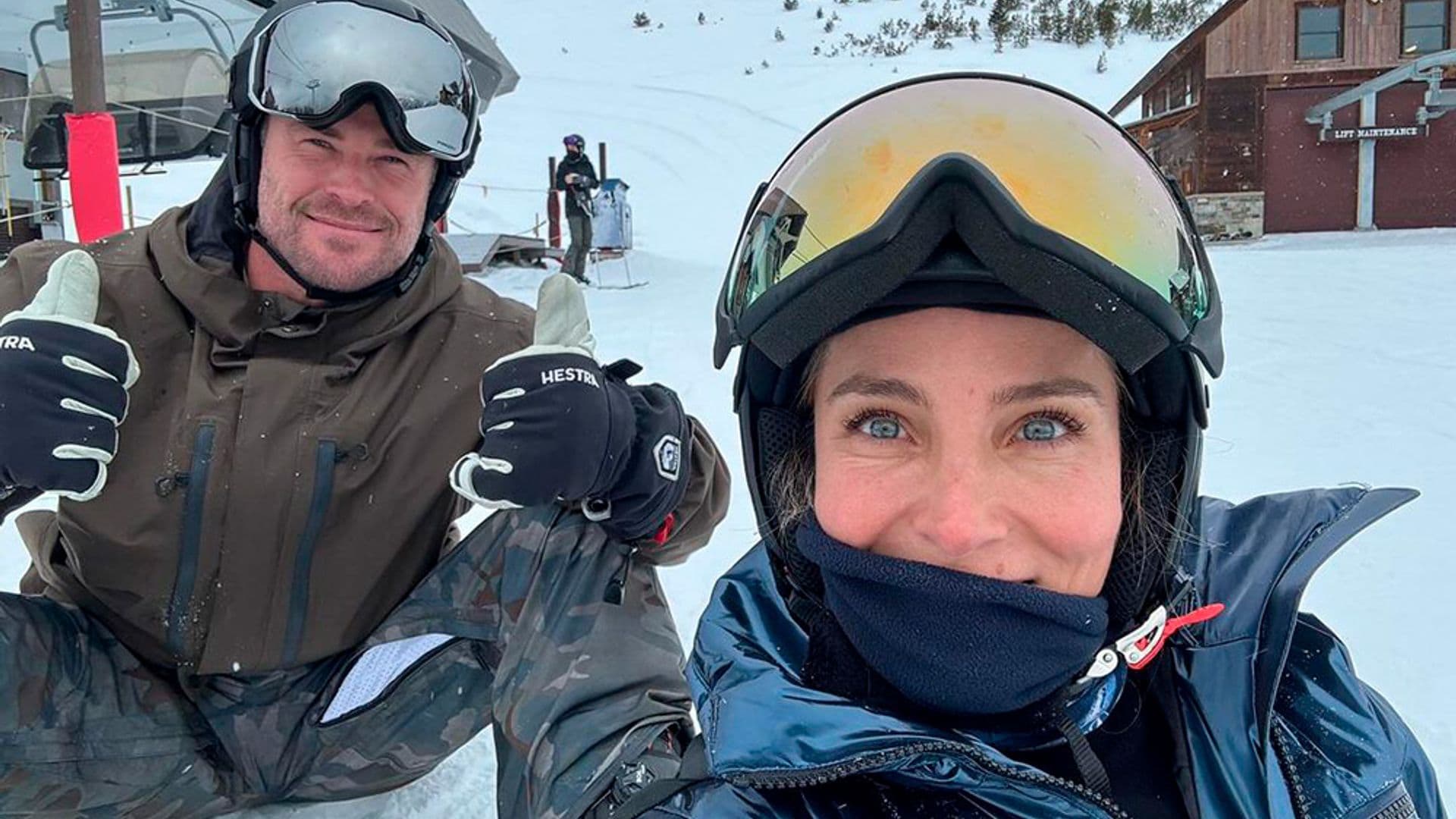 Elsa Pataky nos inspira en la nieve con la chaqueta de doble faz que también encaja en la ciudad