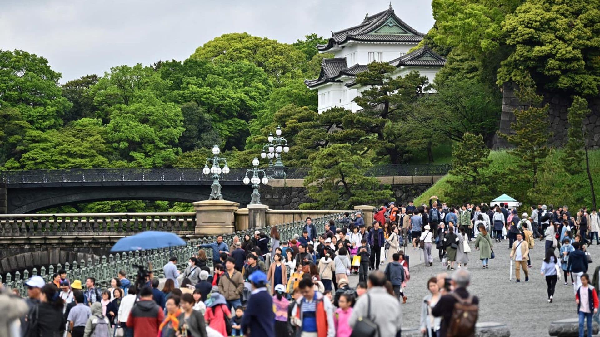 FOTOGALERÍA: los japoneses se echan a las calles para vivir un día insólito en su monarquía