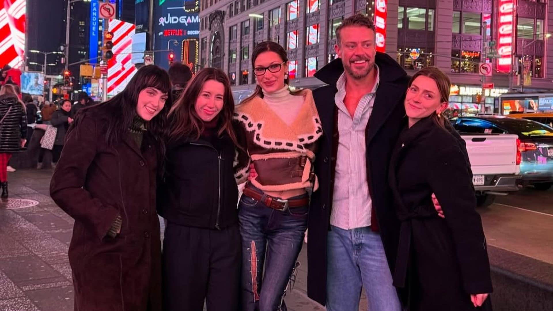 Bella Hadid celebra su nuevo éxito empresarial en Times Square con abrigo ‘shearling’ y los vaqueros más atrevidos