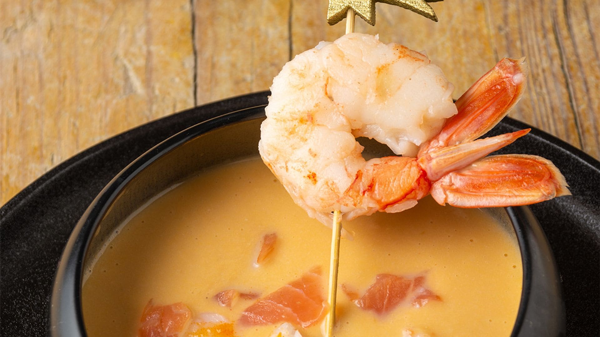 Crema de marisco con salmón, bacalao y gambas