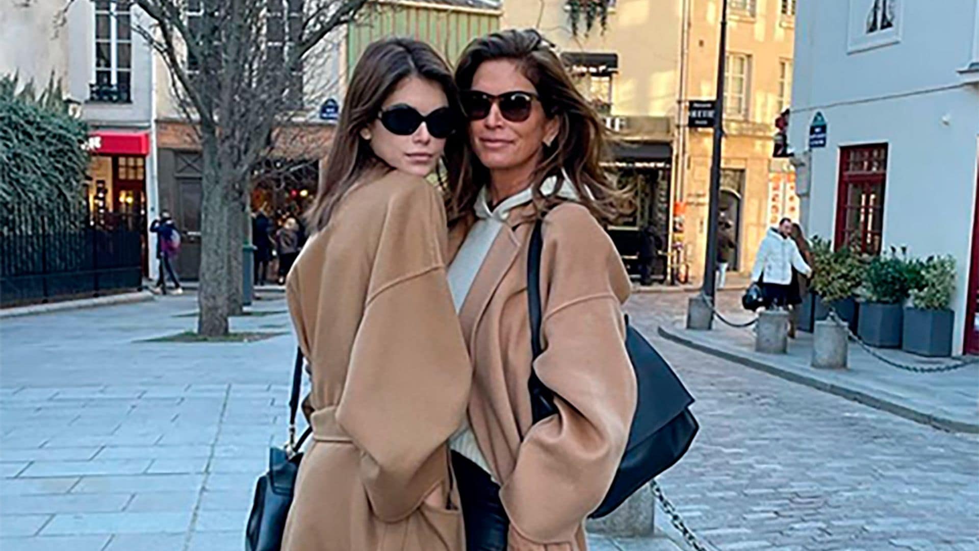 Look igual que su hija y reencuentro con antiguas compañeras: así han sido los días de Cindy Crawford en París