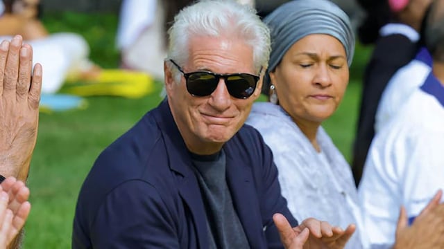 hola4118 richard gere yoga