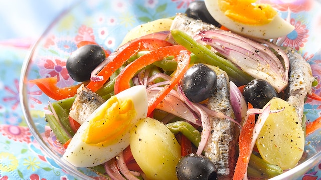 Ensalada de vegetales con huevo y sardinas