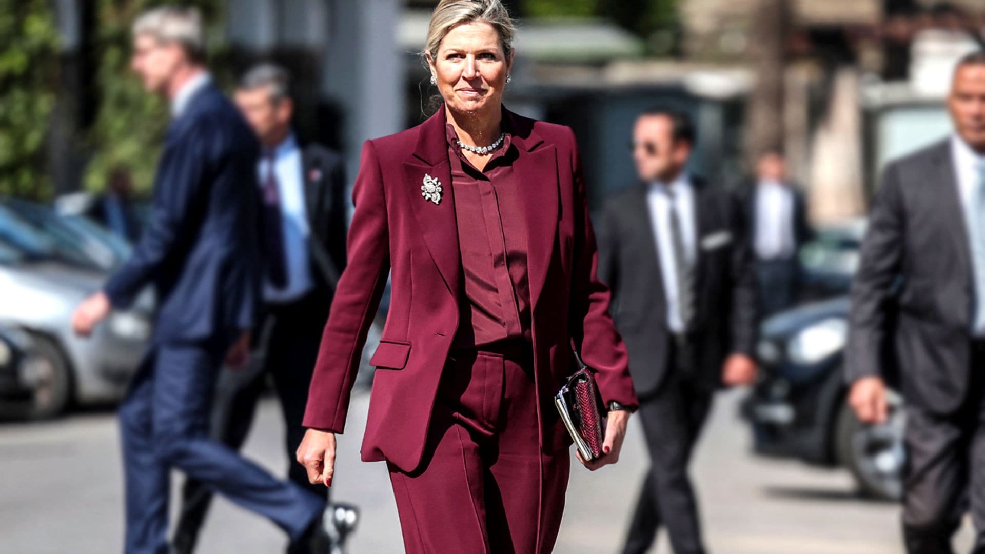 Máxima combina su nuevo traje sastre con históricas joyas de gala