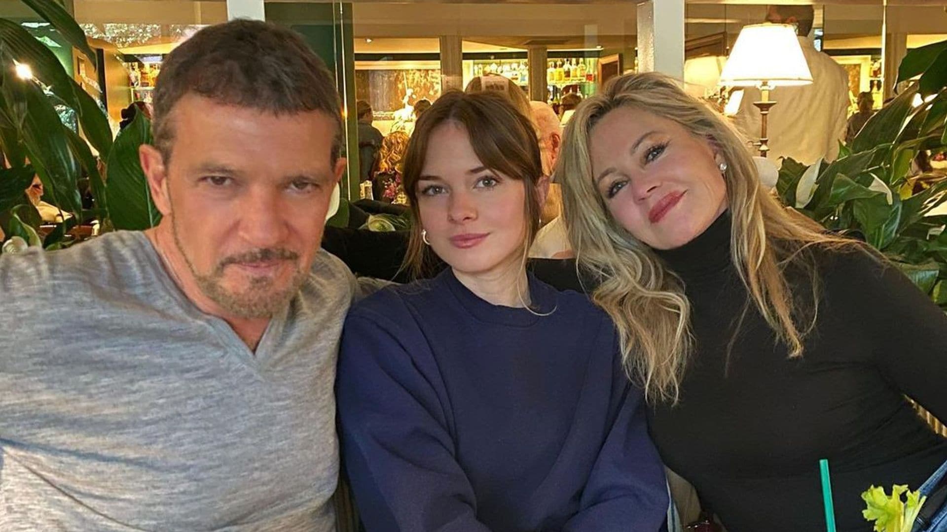 Antonio Banderas protagoniza un anuncio con su hija Stella y a Melanie Griffith ¡le encanta!