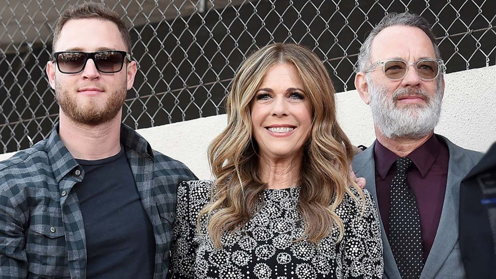 El hijo de Tom Hanks y Rita Wilson arremete duramente contra sus padres