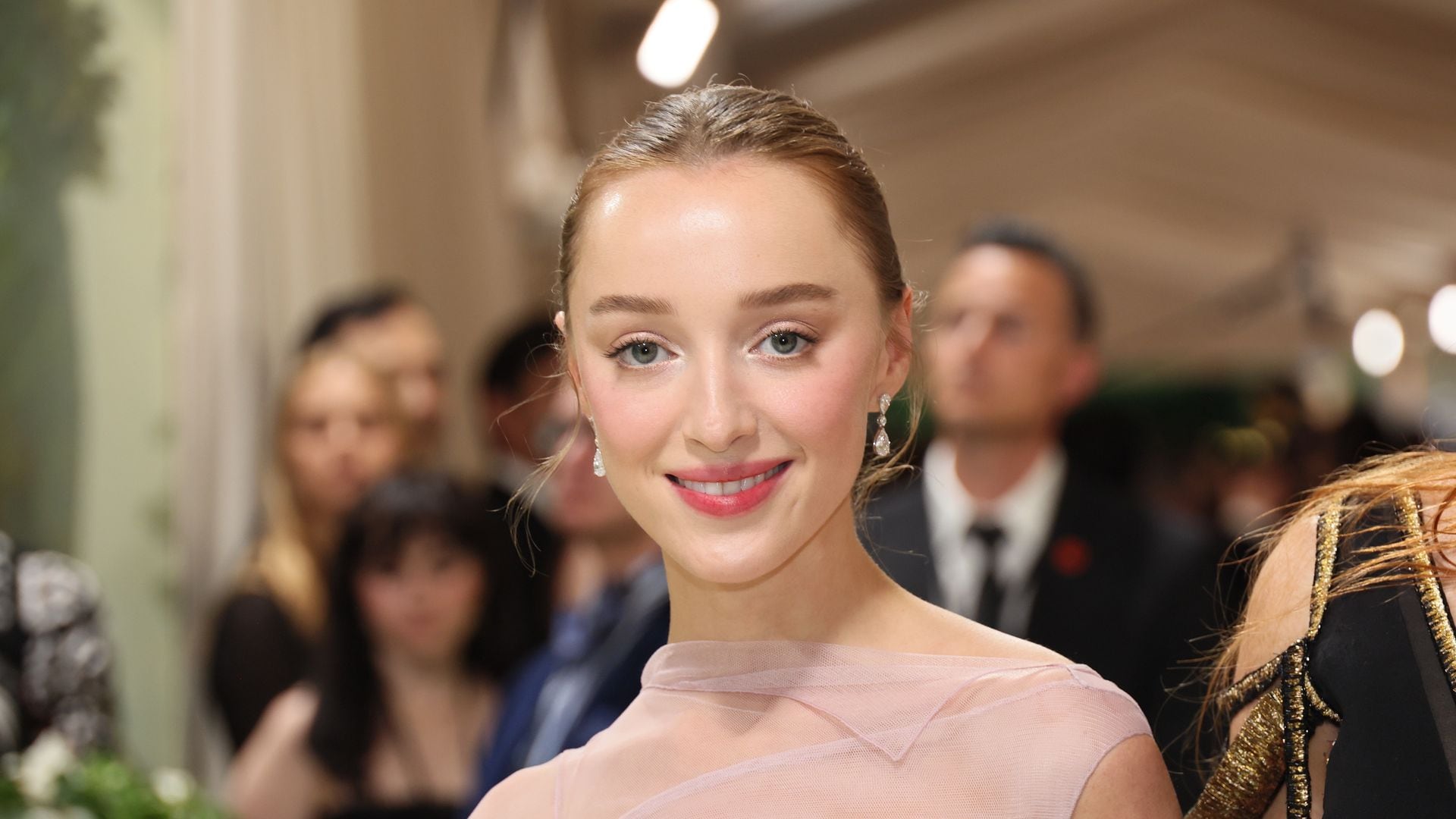 La estrella de 'Los Bridgerton', Phoebe Dynevor se casa y su madre ha  hablado de los preparativos