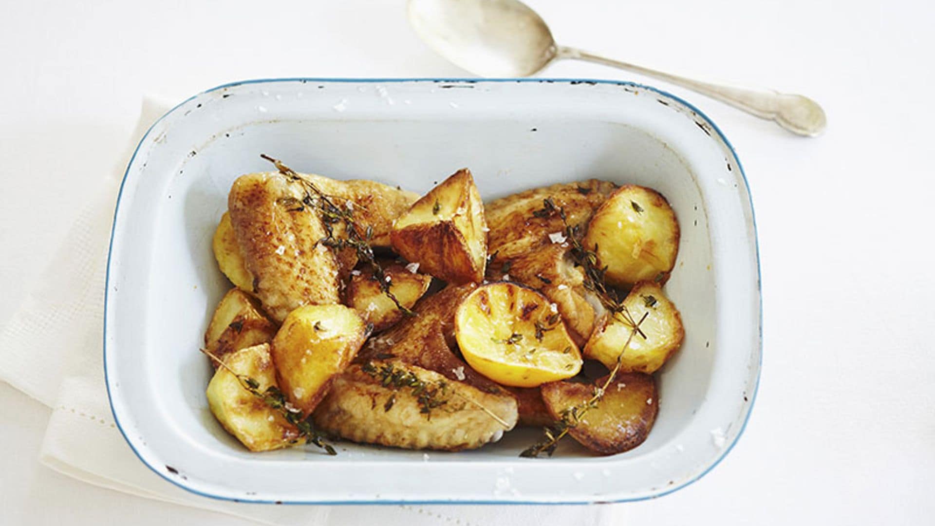 Alitas de pollo al horno con patatas rústicas