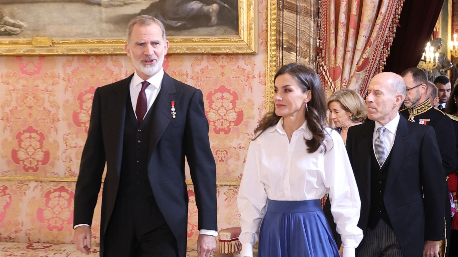 La reina Letizia se inspira en el icónico look de camisa blanca que Rania de Jordania llevó a su boda hace 20 años