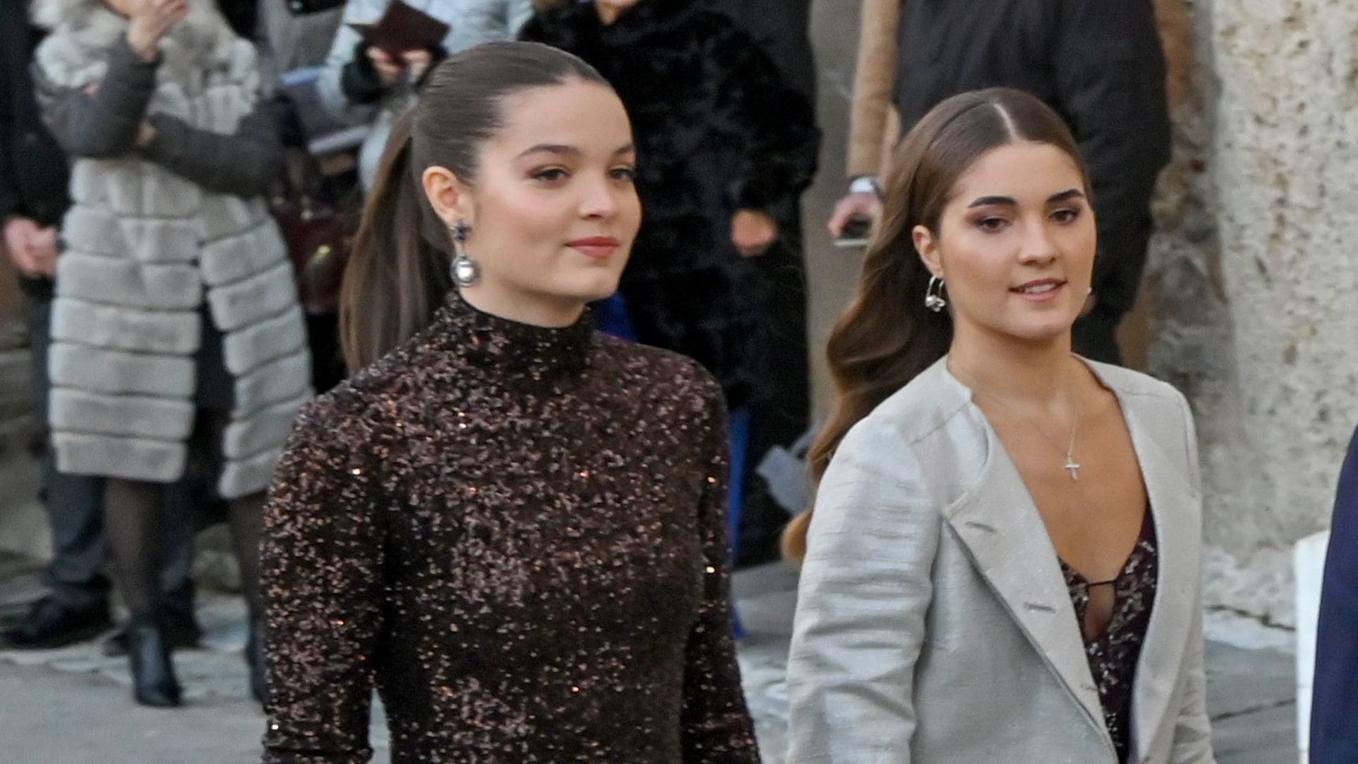 Amelia, la hija menor de Alexia de Grecia, deslumbra con su vestido de lentejuelas de Zara y maquillaje natural en Atenas