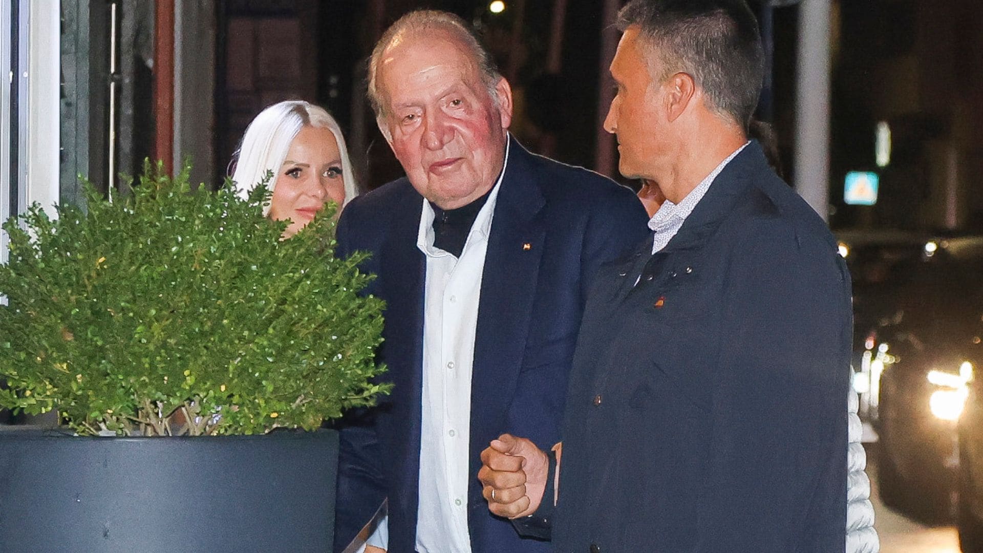 El rey Juan Carlos cena en una marisquería con su hermana y sus sobrinos