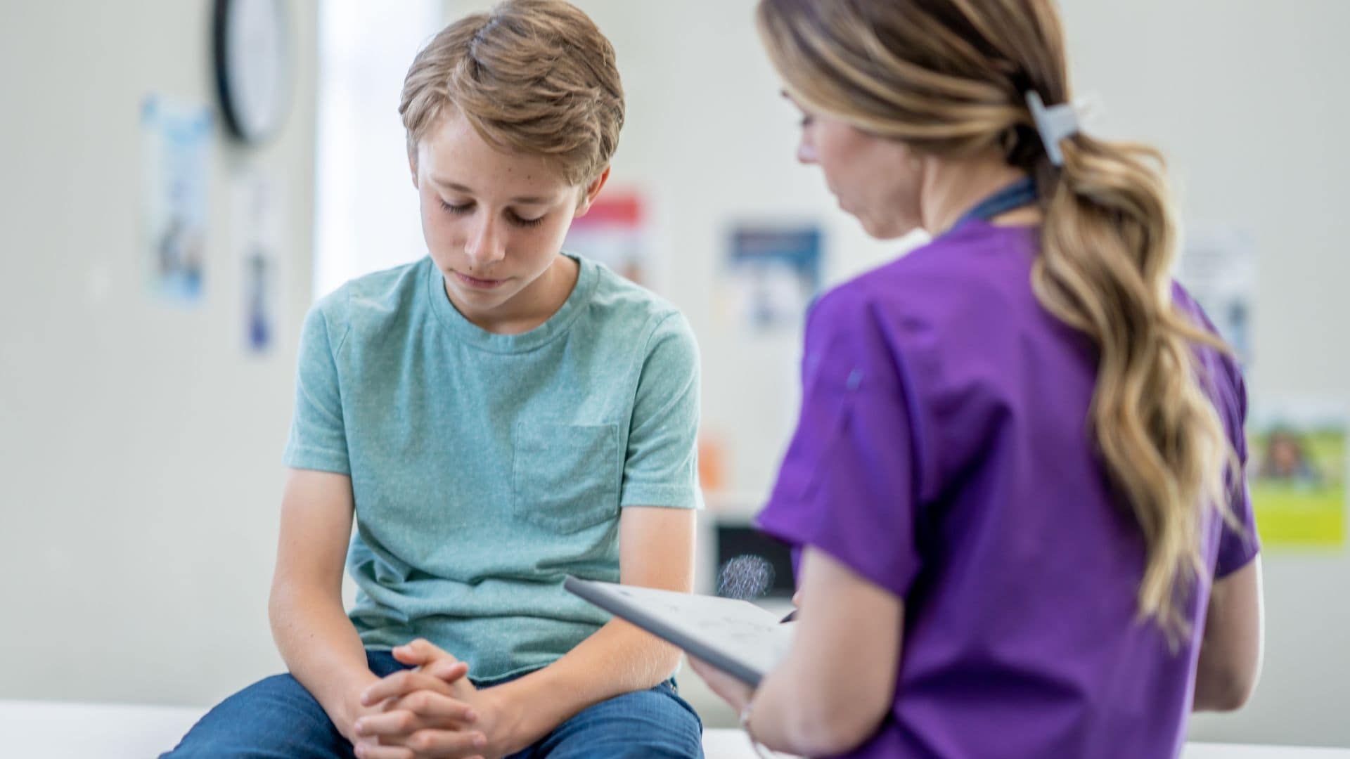 Niño triste habla con la doctora sobre salud mental