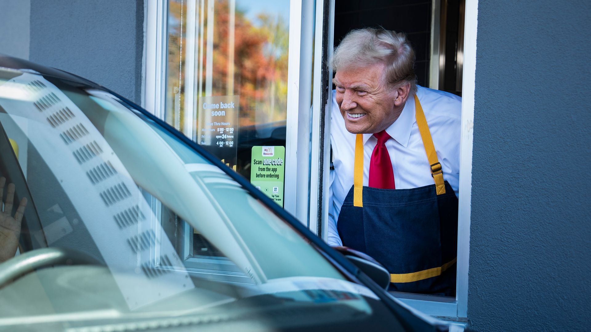 Donald Trump en su momento más humilde: sirve papas fritas como empleado de McDonald’s