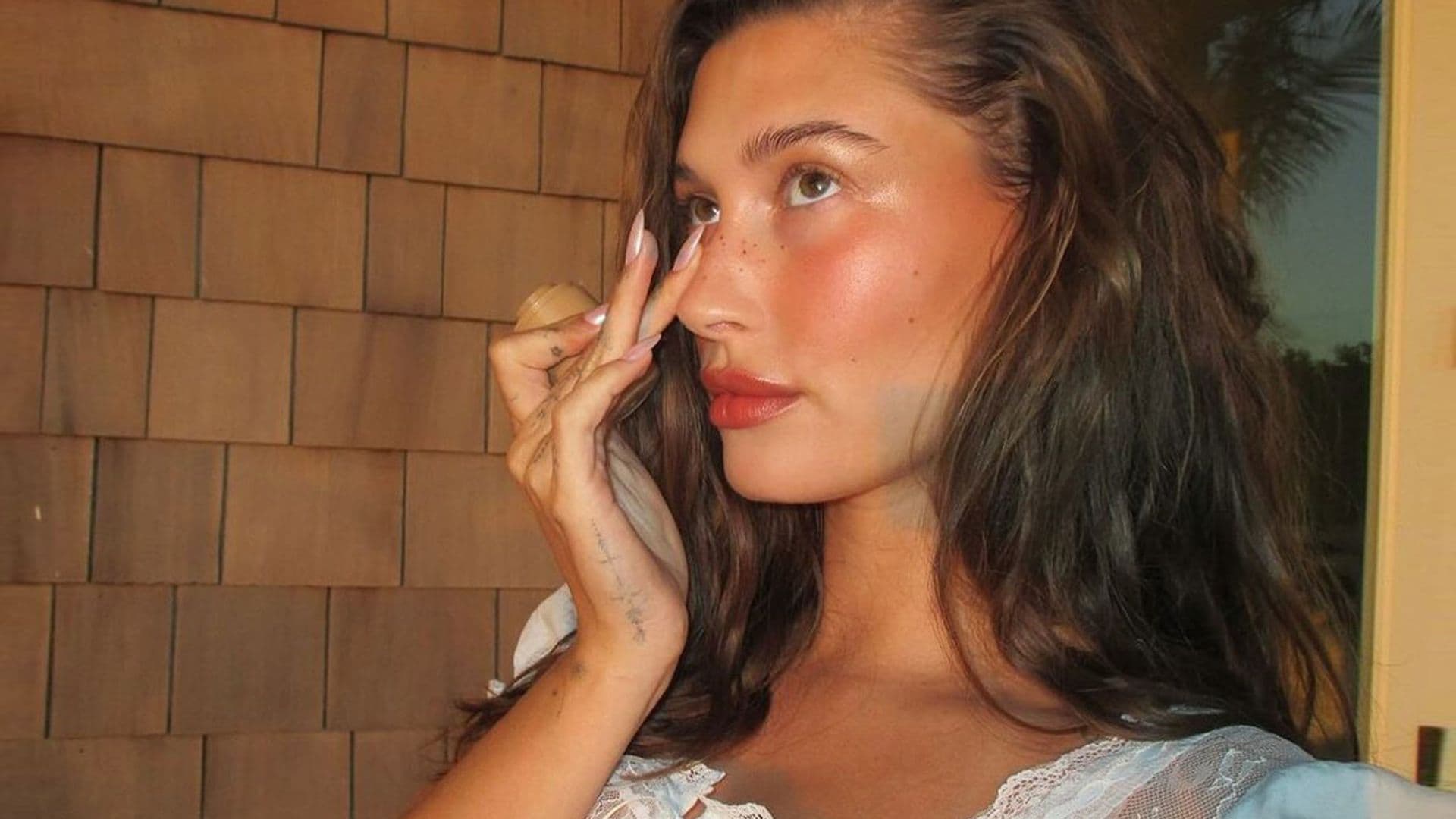 'Broccoli freckles', el curioso truco viral para copiar las pecas naturales de Hailey Bieber