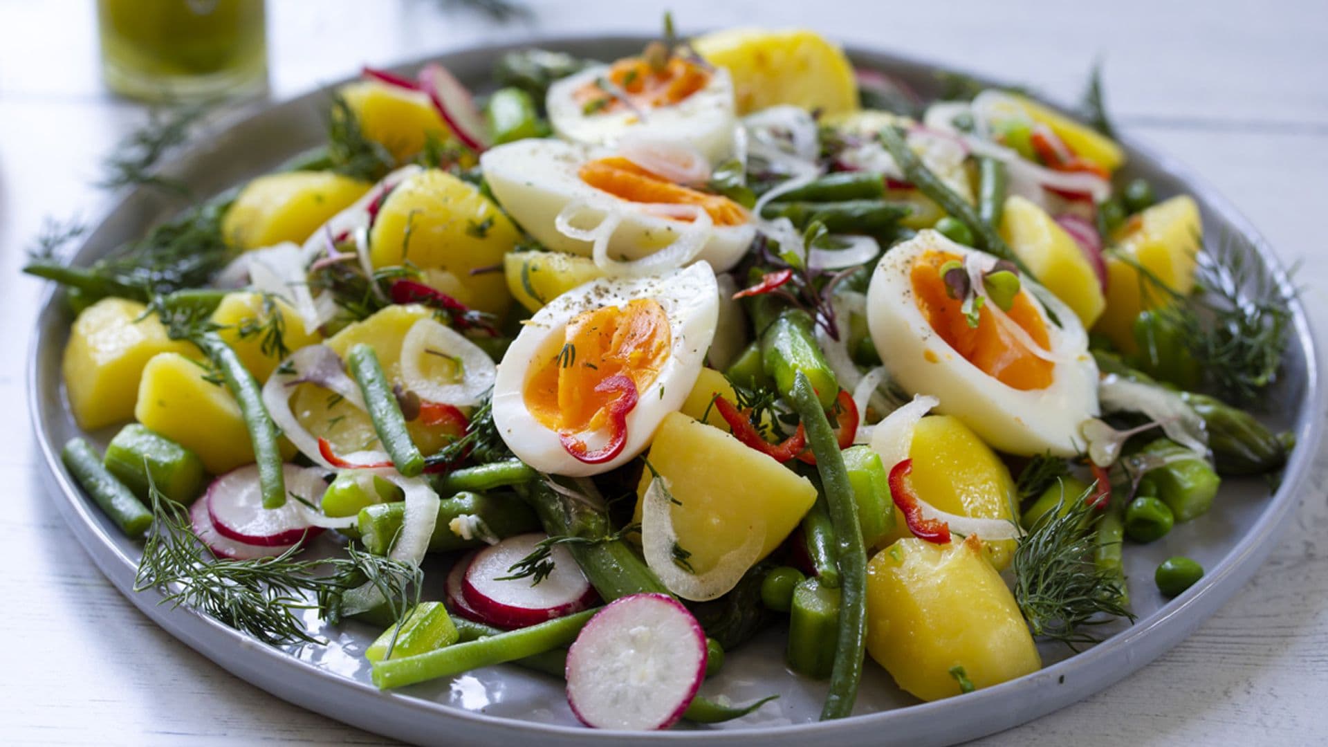 Ensalada de patata, huevo y rábanitos