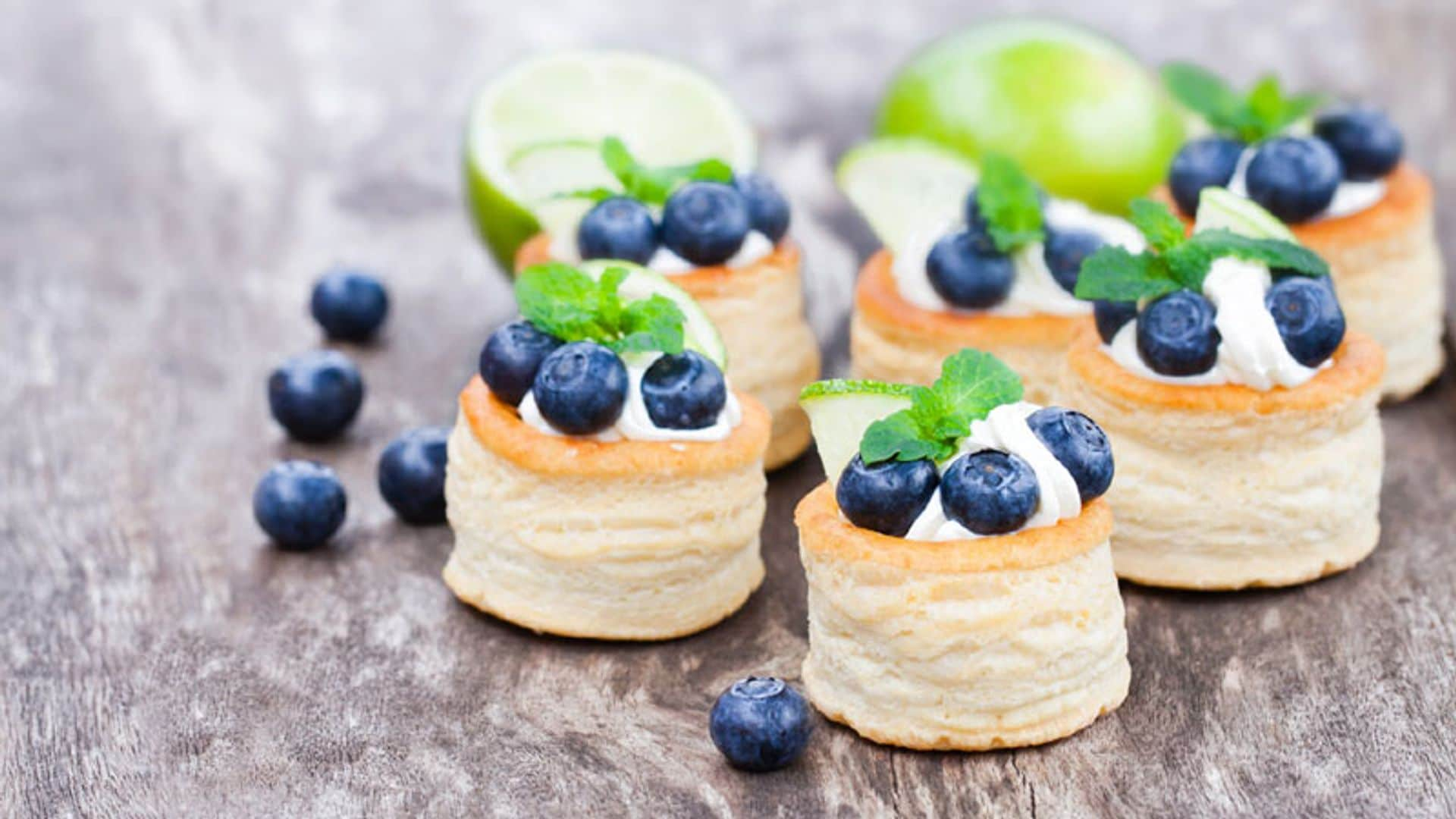 Volovanes de crema de queso, lima y arándanos