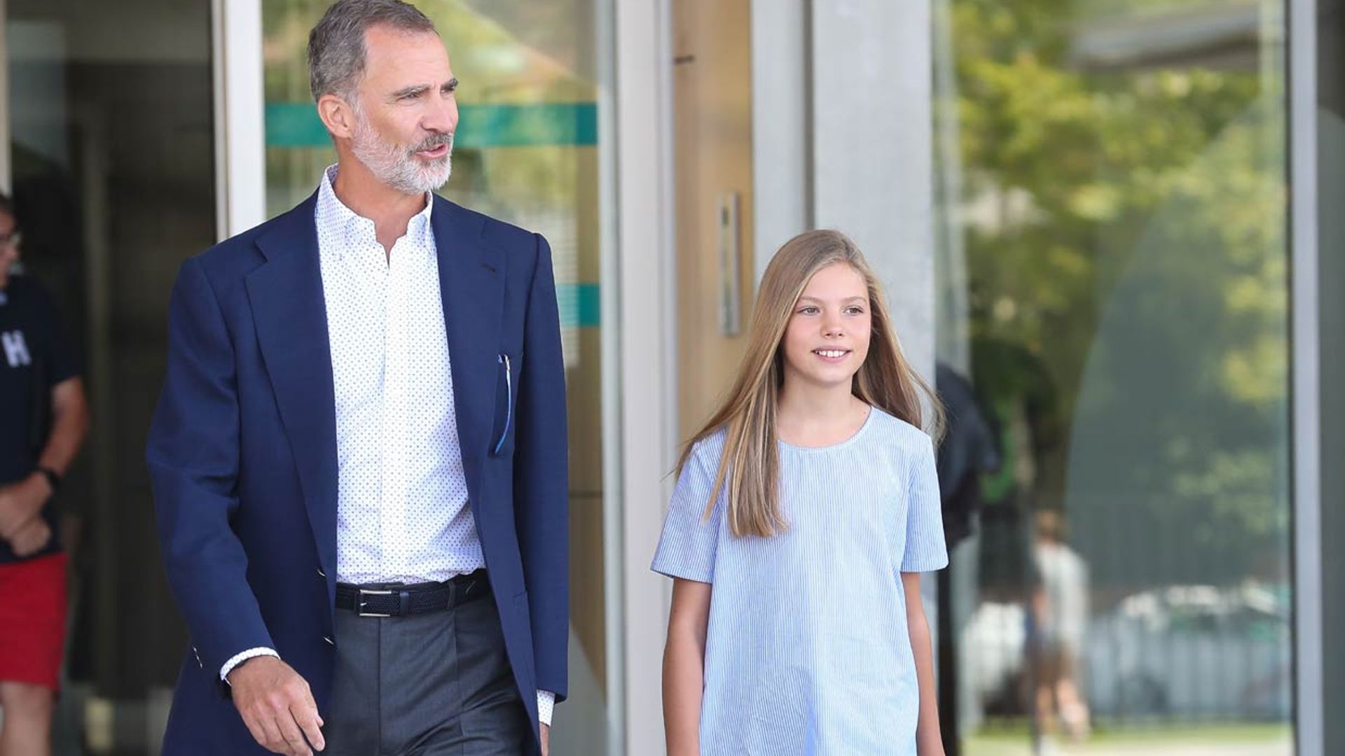 El rey Felipe y la infanta Sofía tras visitar a don Juan Carlos: 'Tenemos ya ganas de verlo en casa'