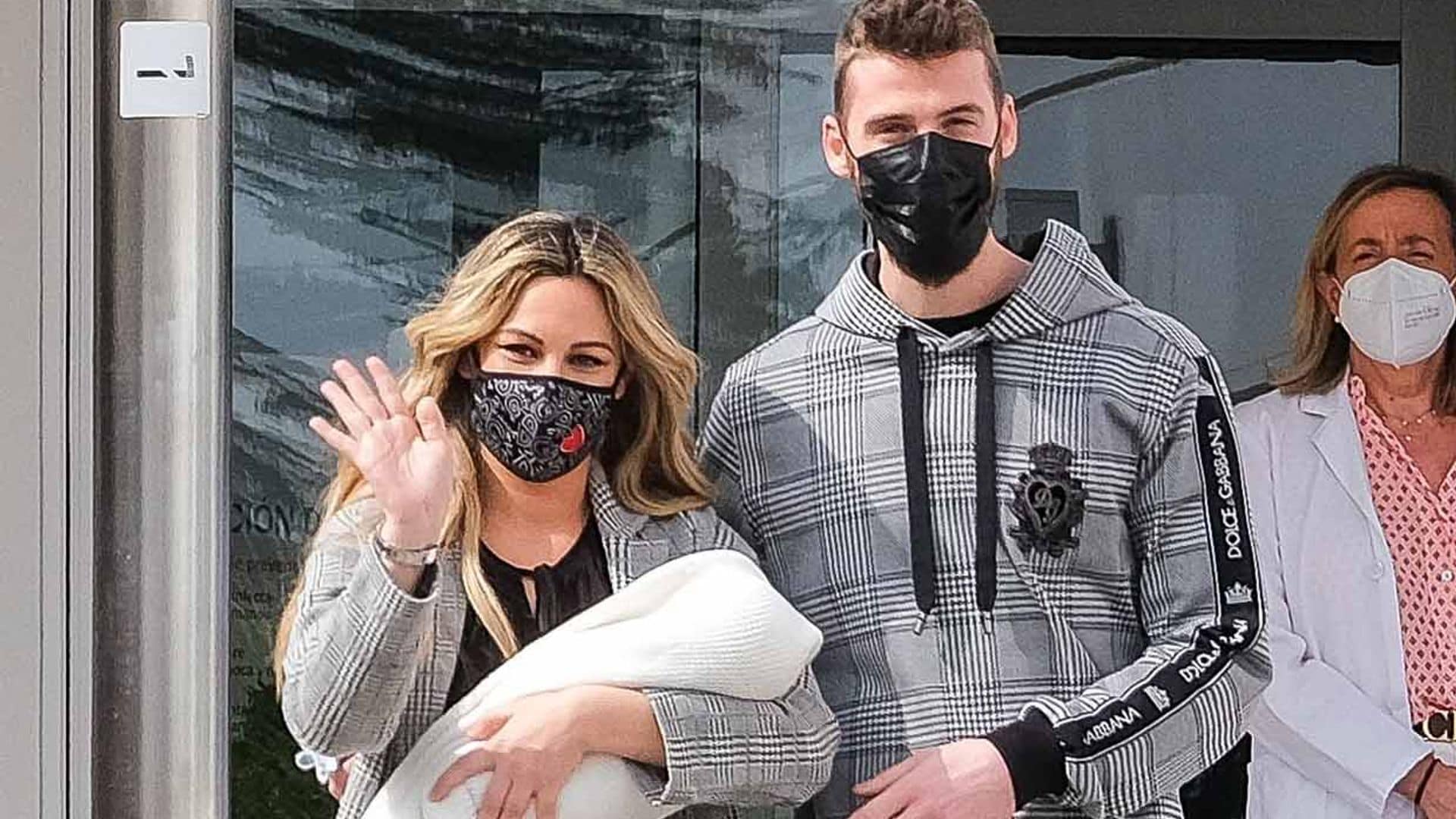 Edurne y David De Gea presentan a su hija a las puertas del hospital