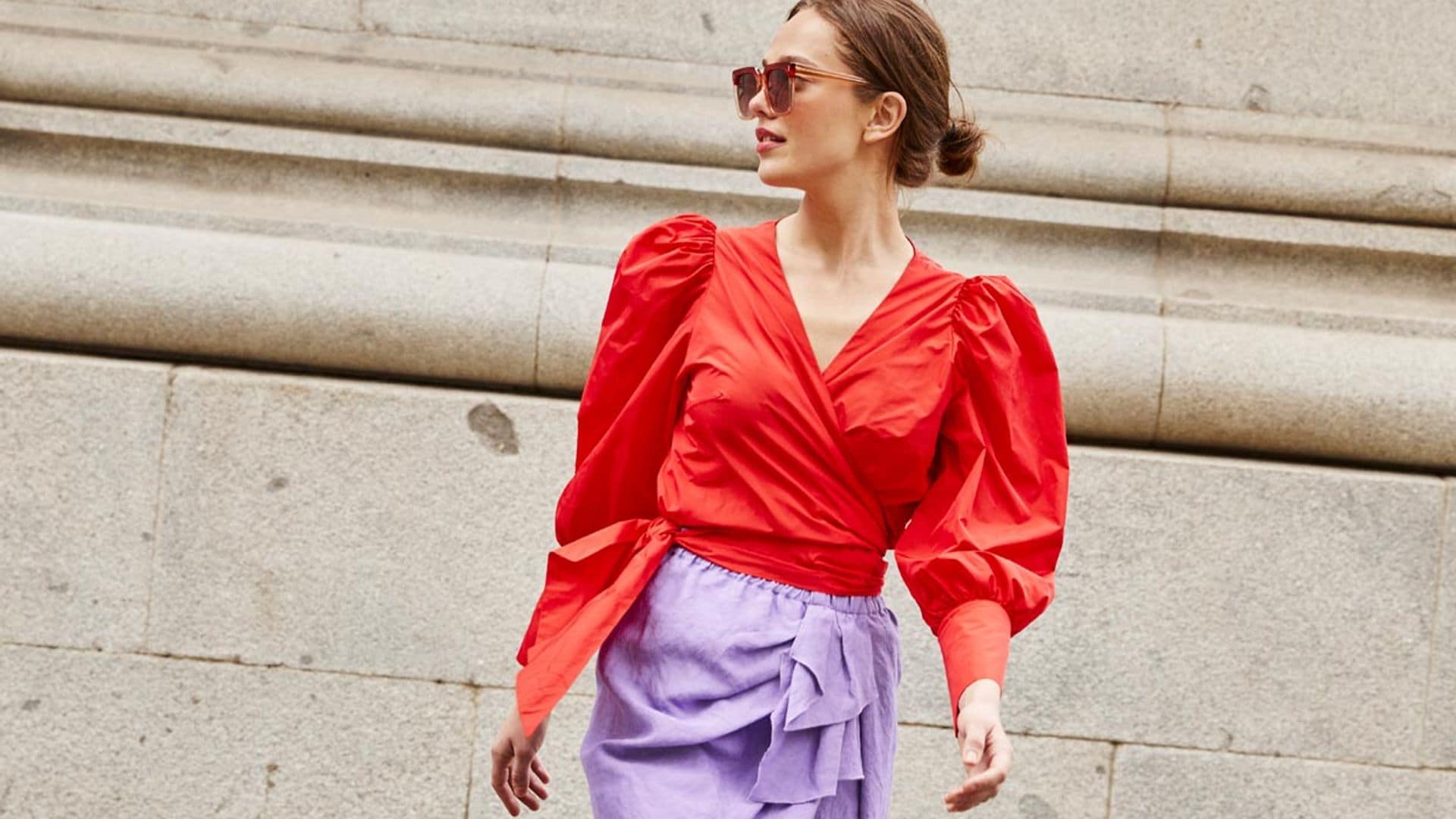 Los looks de colores para invitada que conquistarán a las mujeres más elegantes