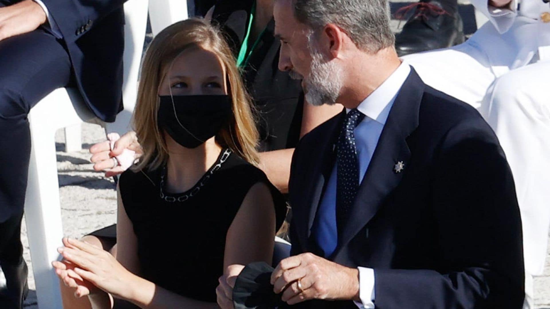 La princesa Leonor le recuerda al rey Felipe que se ponga la mascarilla tras su discurso