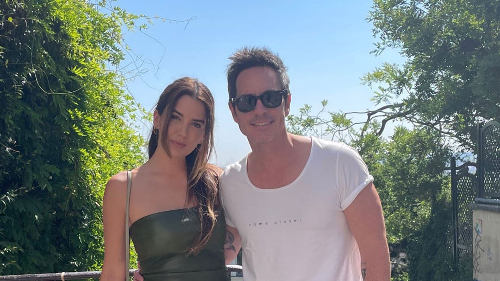 Mauricio Ochmann y su novia disfrutan enamorados por Bilbao