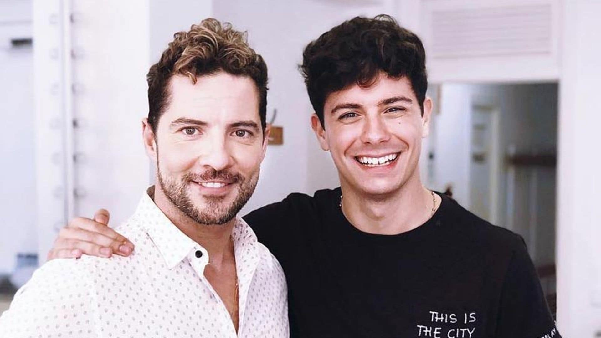 Alfred sube al escenario con David Bisbal tras su comentado lapsus en el concierto de Mallorca