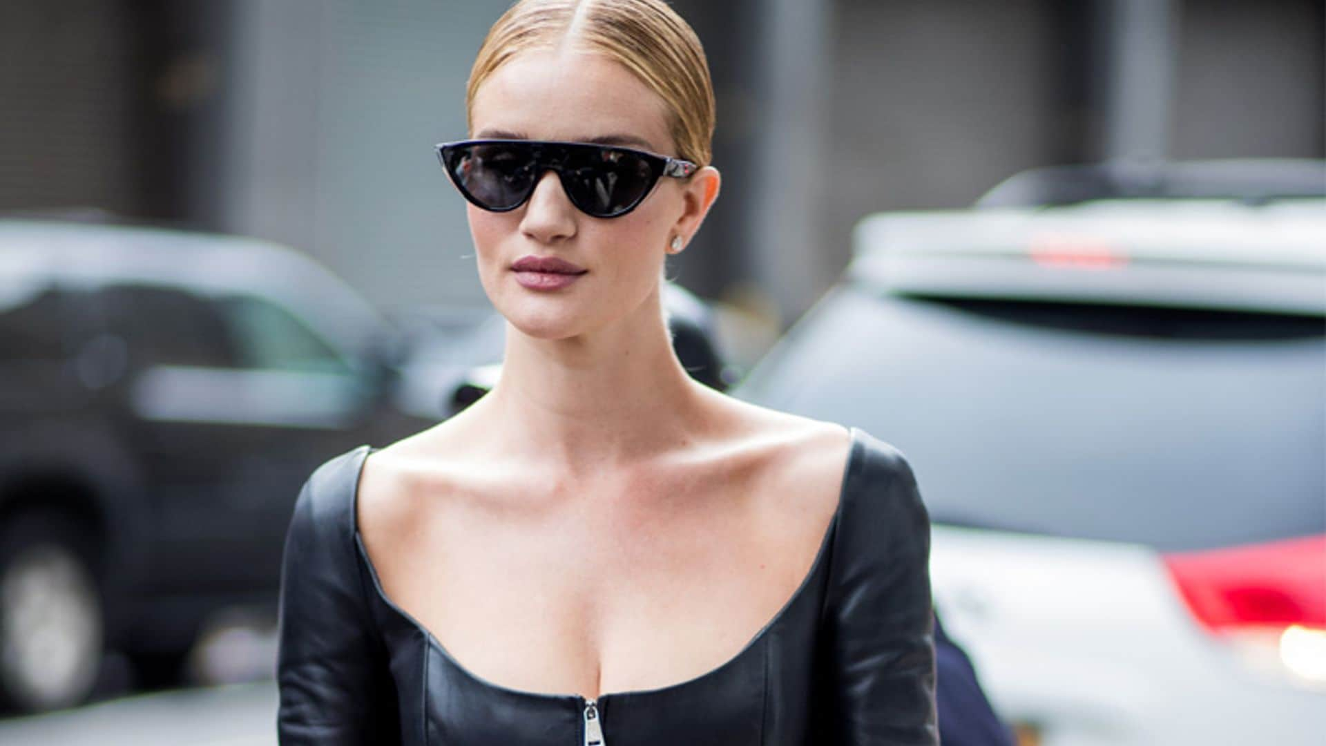 ¿Es este el nuevo uniforme futurista de Rosie Huntington-Whiteley?