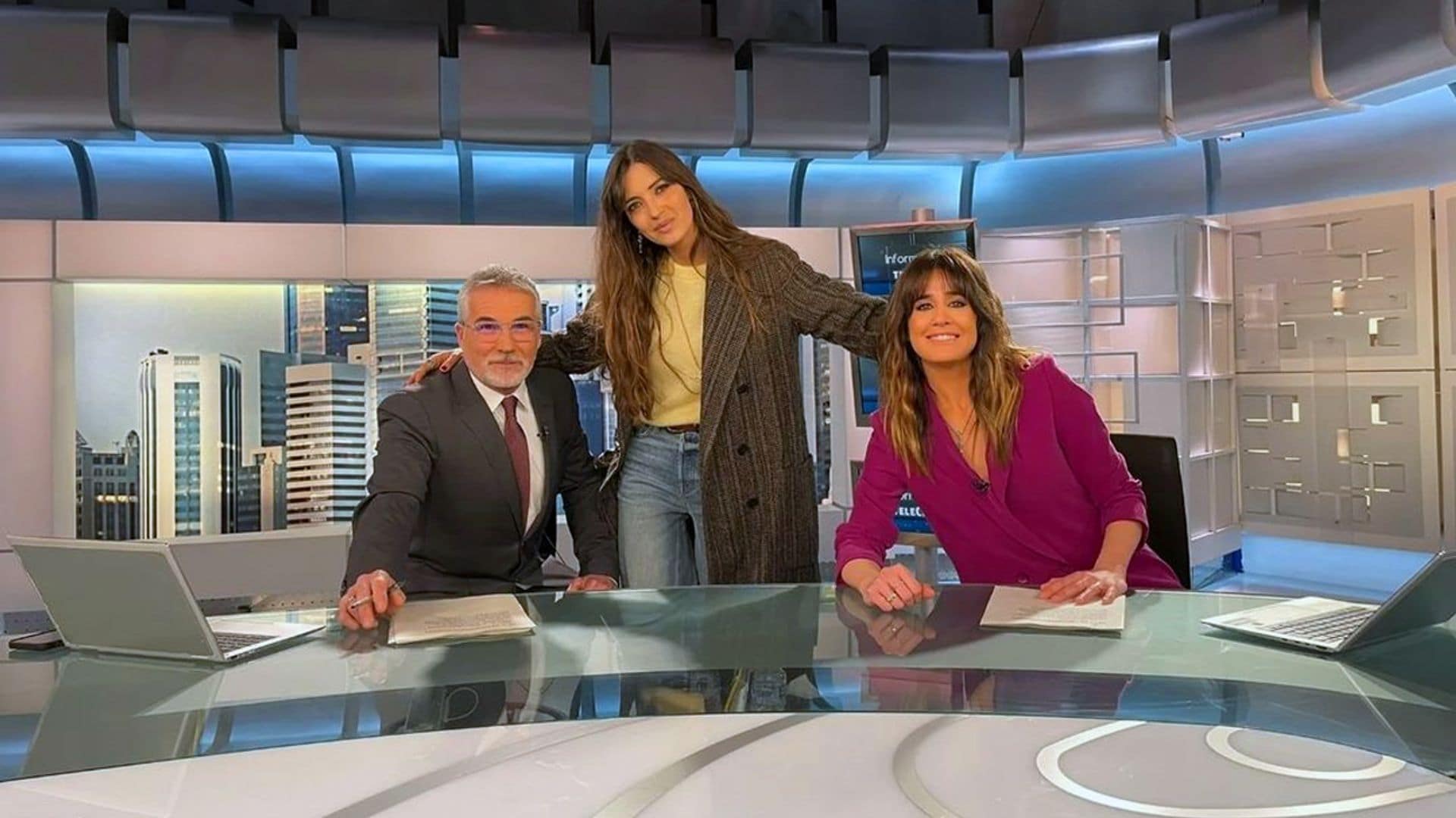 Sara Carbonero visita por sorpresa el plató de Informativos Telecinco y se reencuentra con sus excompañeros