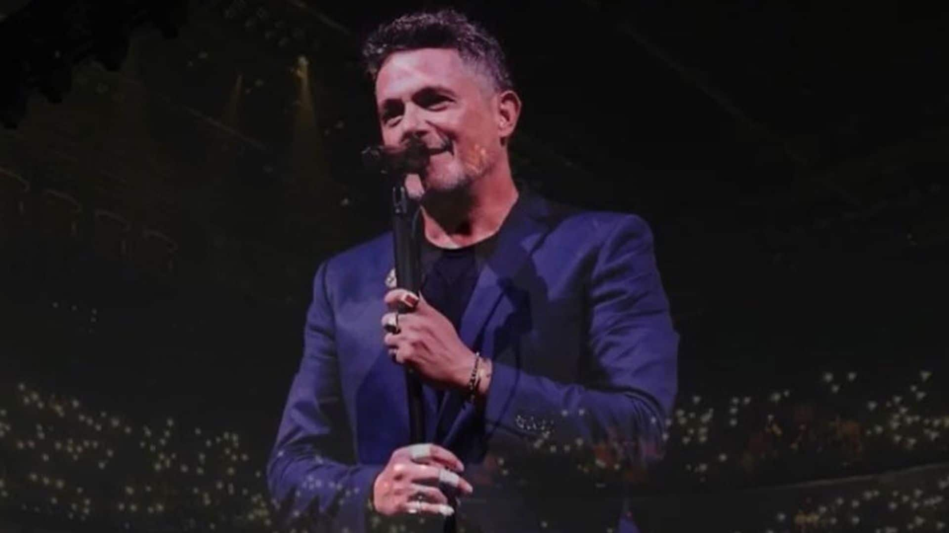 Alejandro Sanz, cómplice de la pedida de mano de Mike Bahía a Greeicy en su propio concierto