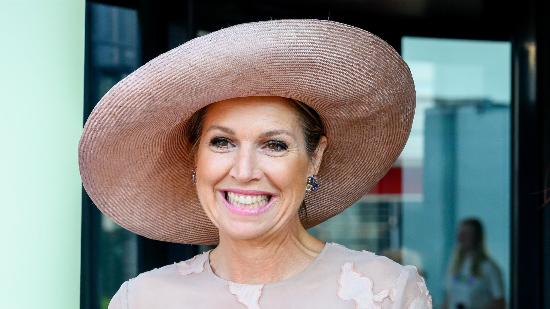 Máxima de Países Bajos rescata uno de sus sombreros preferidos en su último acto benéfico