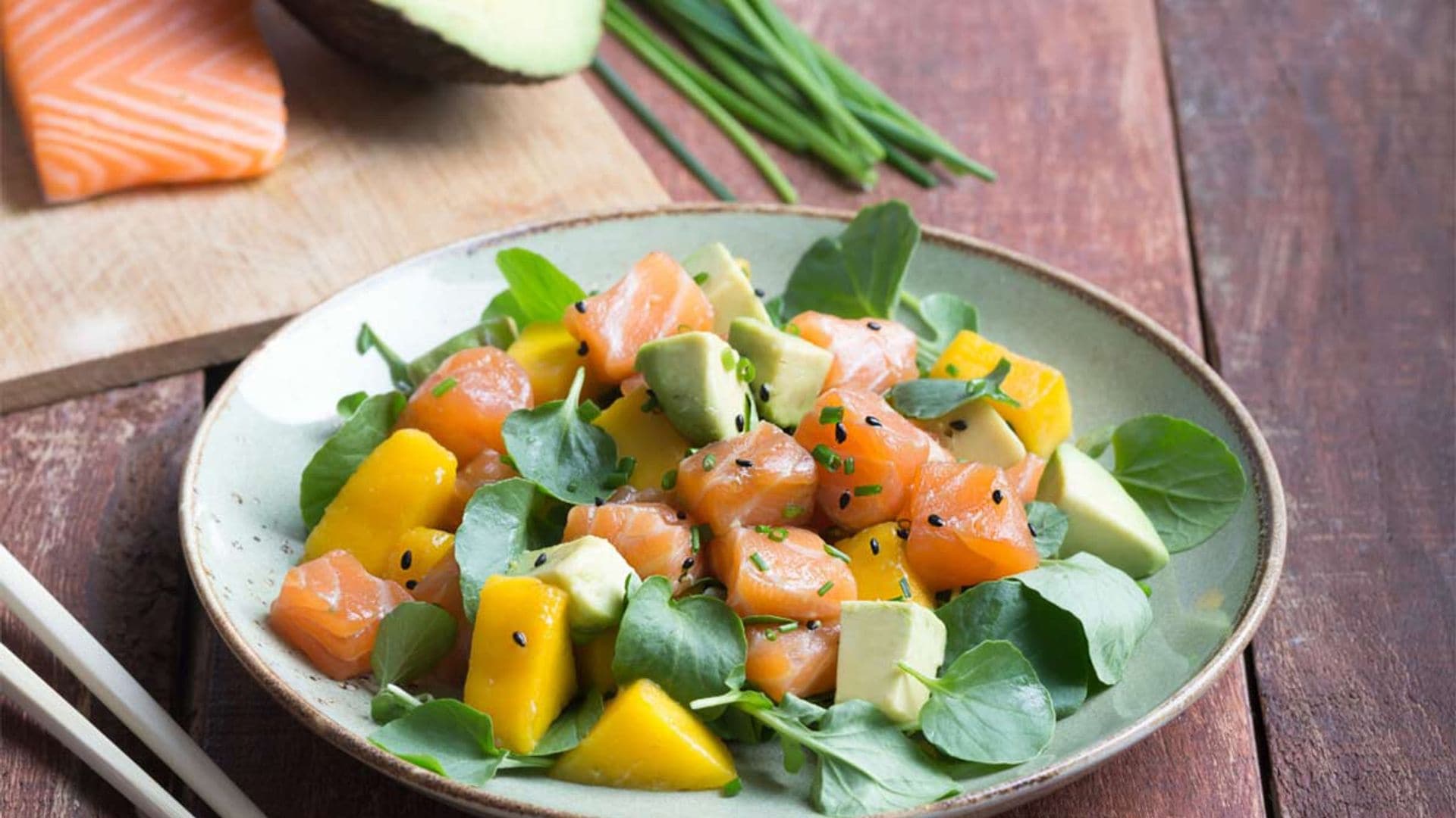 Ensalada de mango, aguacate y salmón