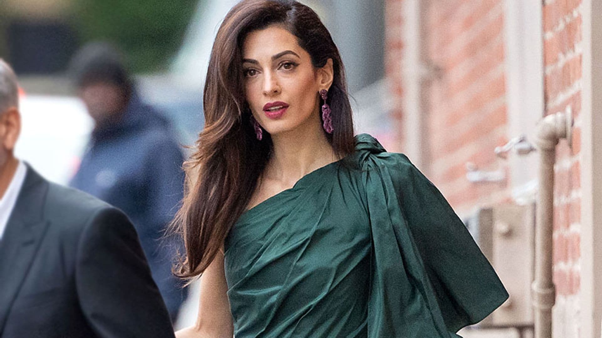 Amal presume de piernas con un minivestido que 'eclipsa' a George Clooney