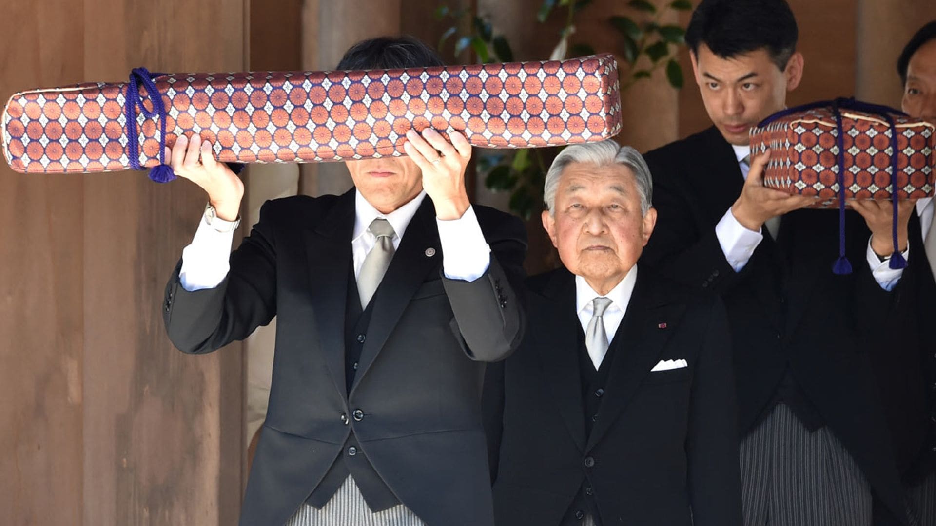 Empieza la cuenta atrás: Akihito de Japón recoge los tres tesoros imperiales que cederá a su hijo