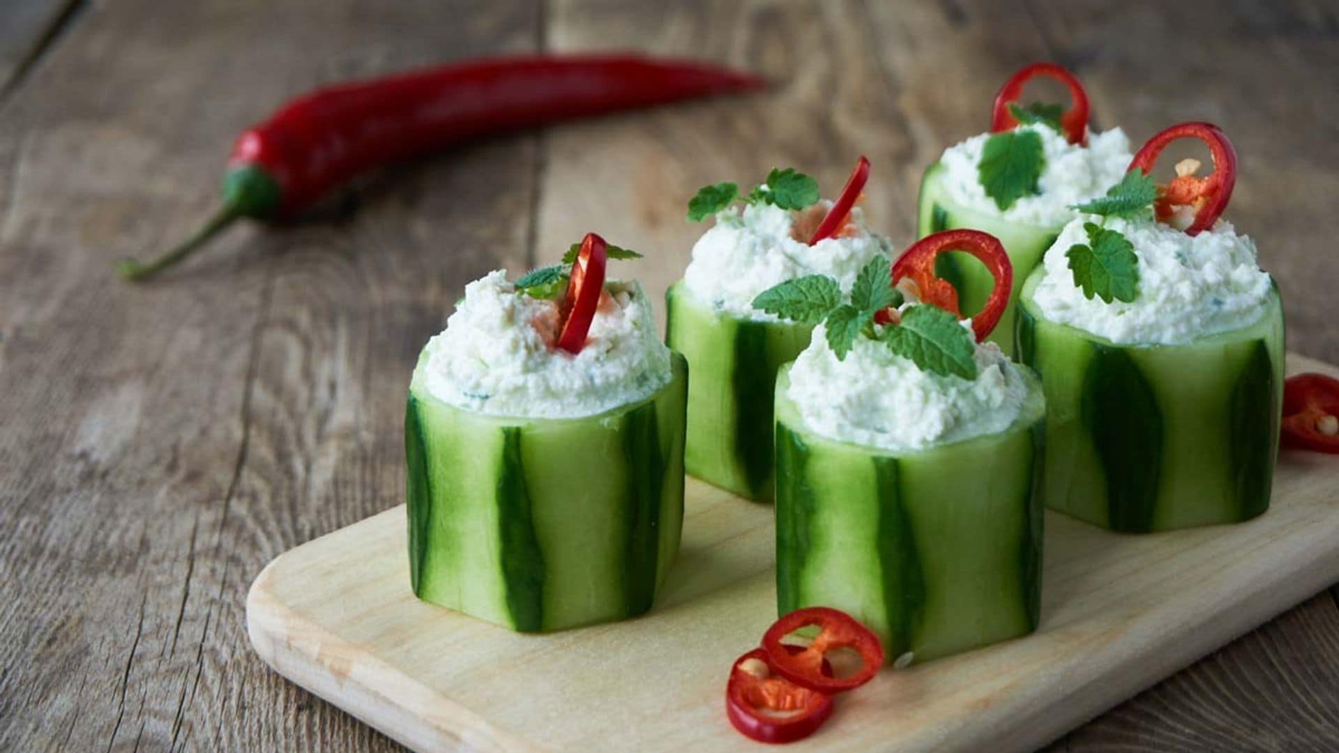 Pepinos rellenos de 'ricotta' y chile