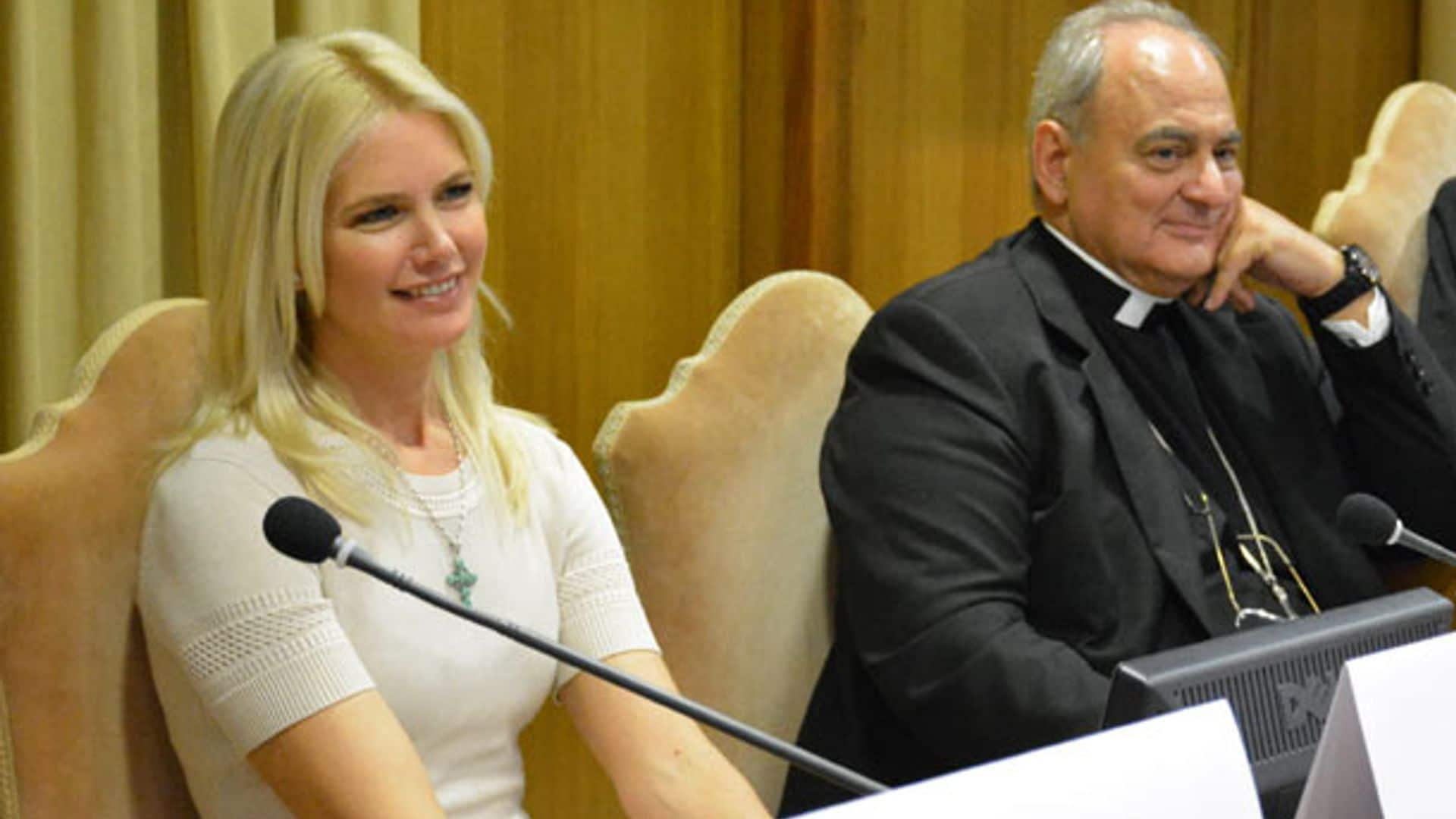 Valeria Mazza, una bella maestra de ceremonias en un foro convocado por el Papa