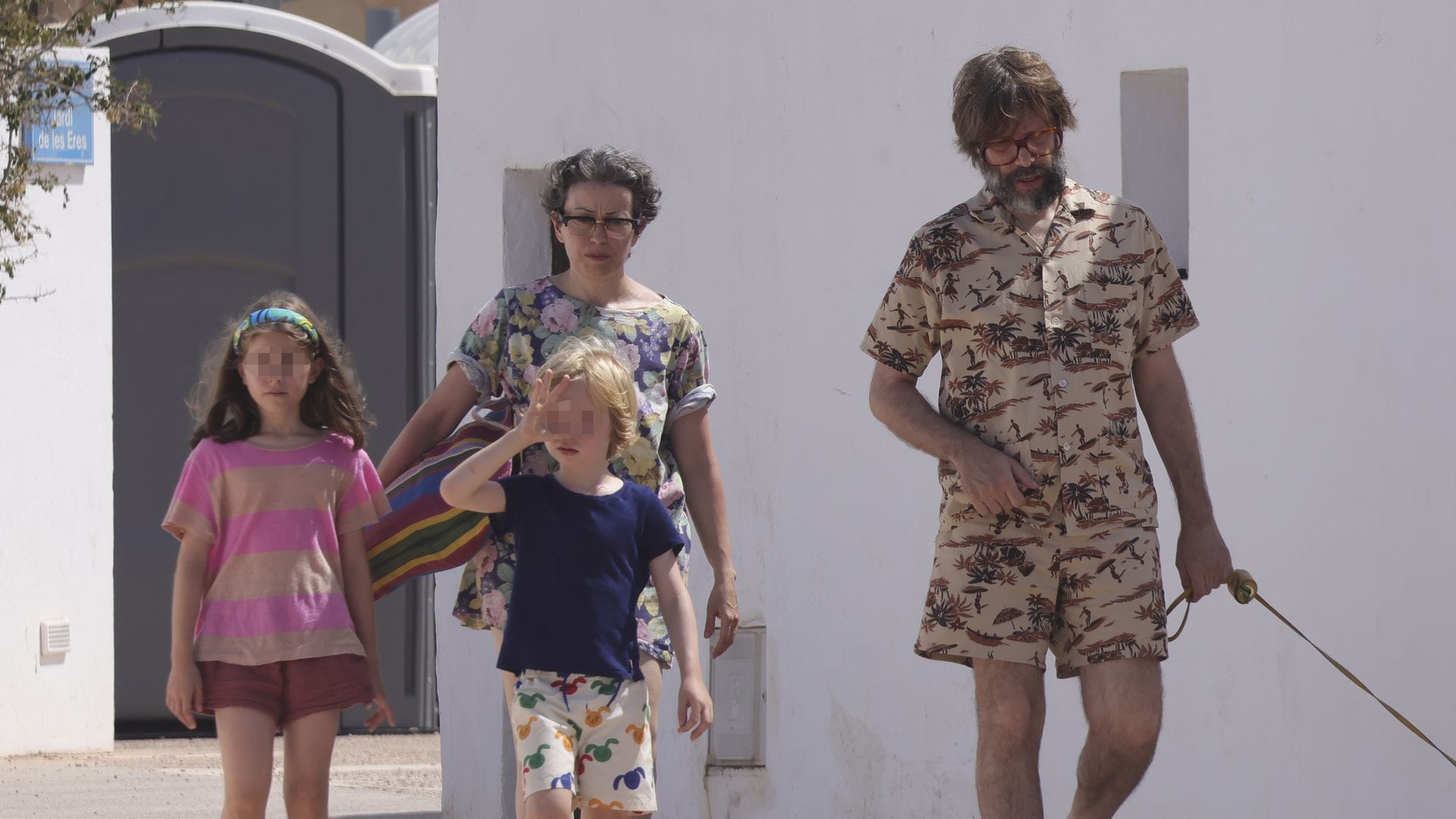 Thais Villa, reportera de 'El Intermedio', disfruta del verano en Formentera con su marido y sus dos hijos