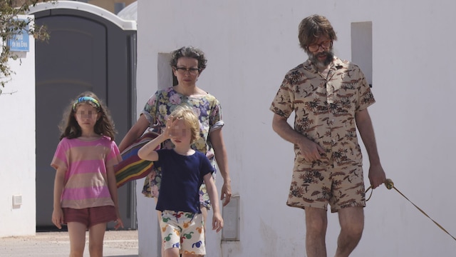 Thais Villas y Òscar Dalmau con sus hijos en Formentera