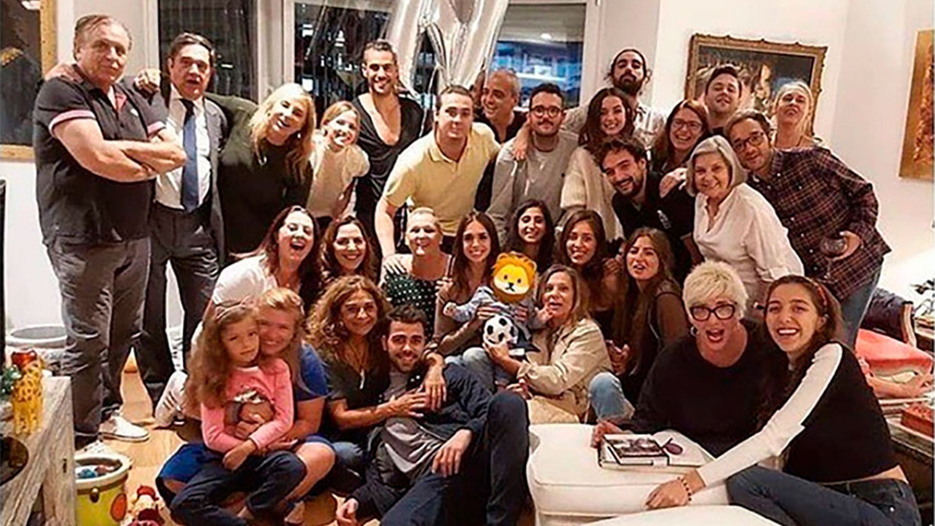 Uno a uno, la 'gran familia' de Elena Furiase en el primer cumple de su hijo