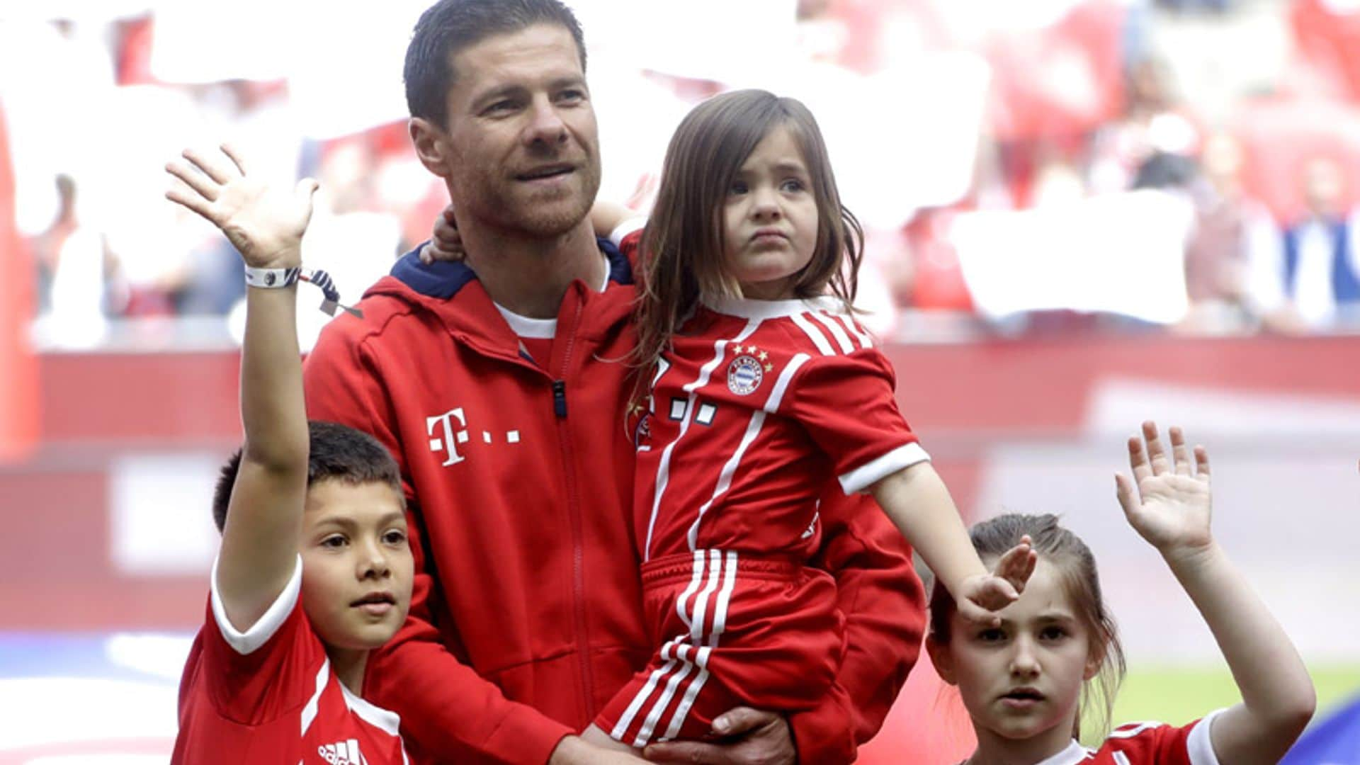 Xabi Alonso se despide del fútbol junto a sus tres hijos