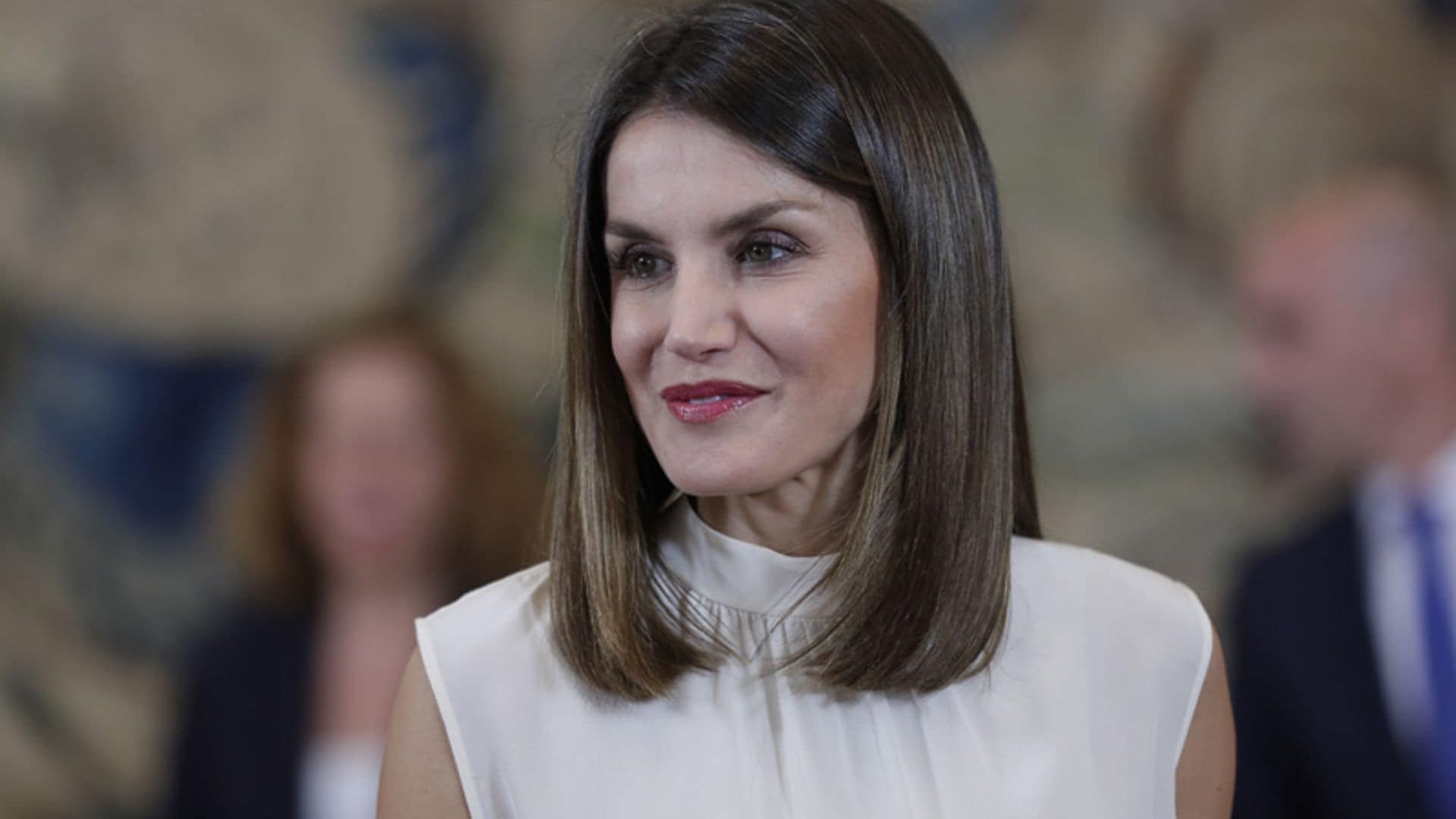 Doña Letizia incluye un nuevo estreno a su colección de blusas blancas