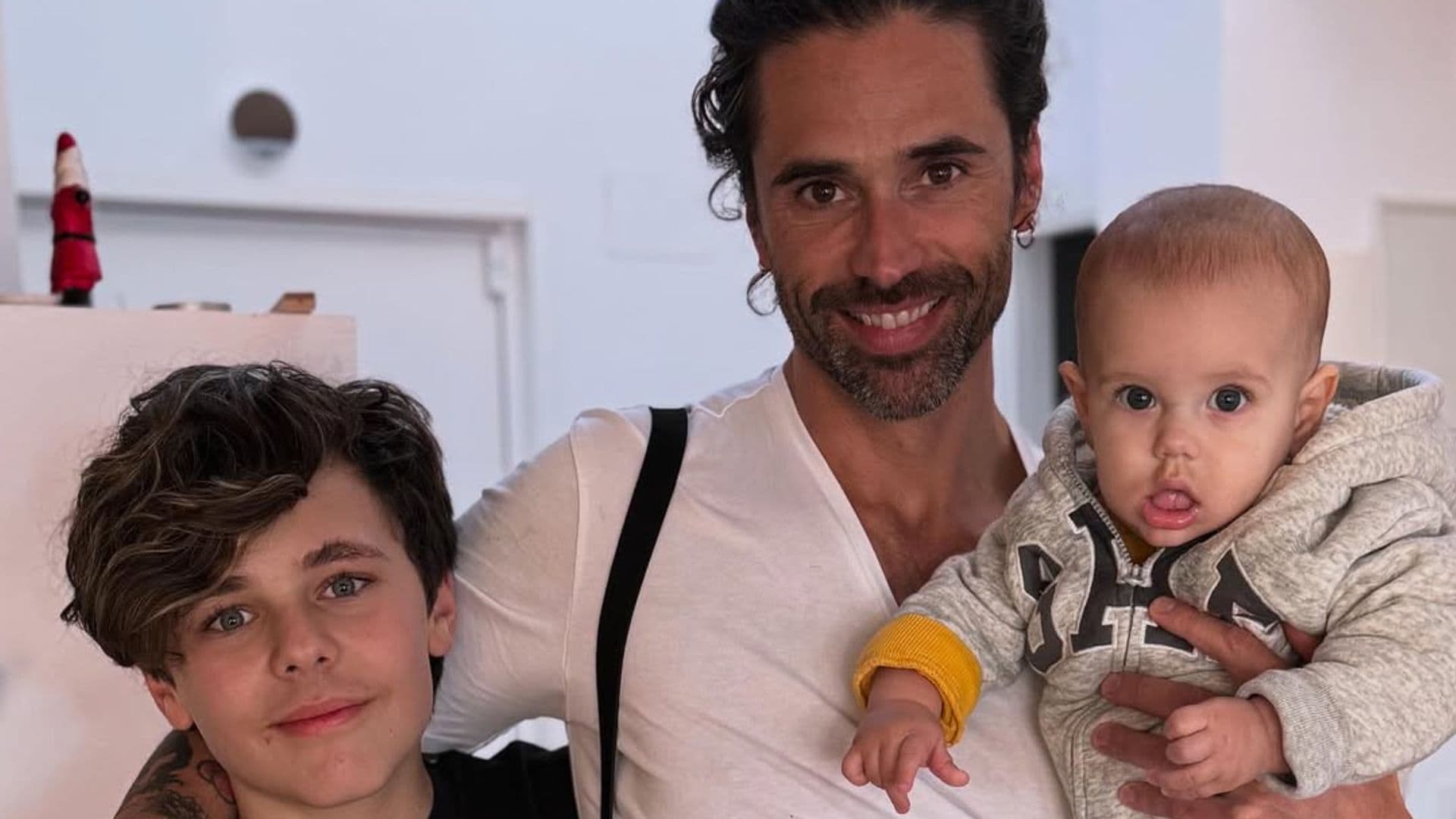 Matías Novoa comparte feliz el reencuentro de su hijo Axel, con su hermanito Milo