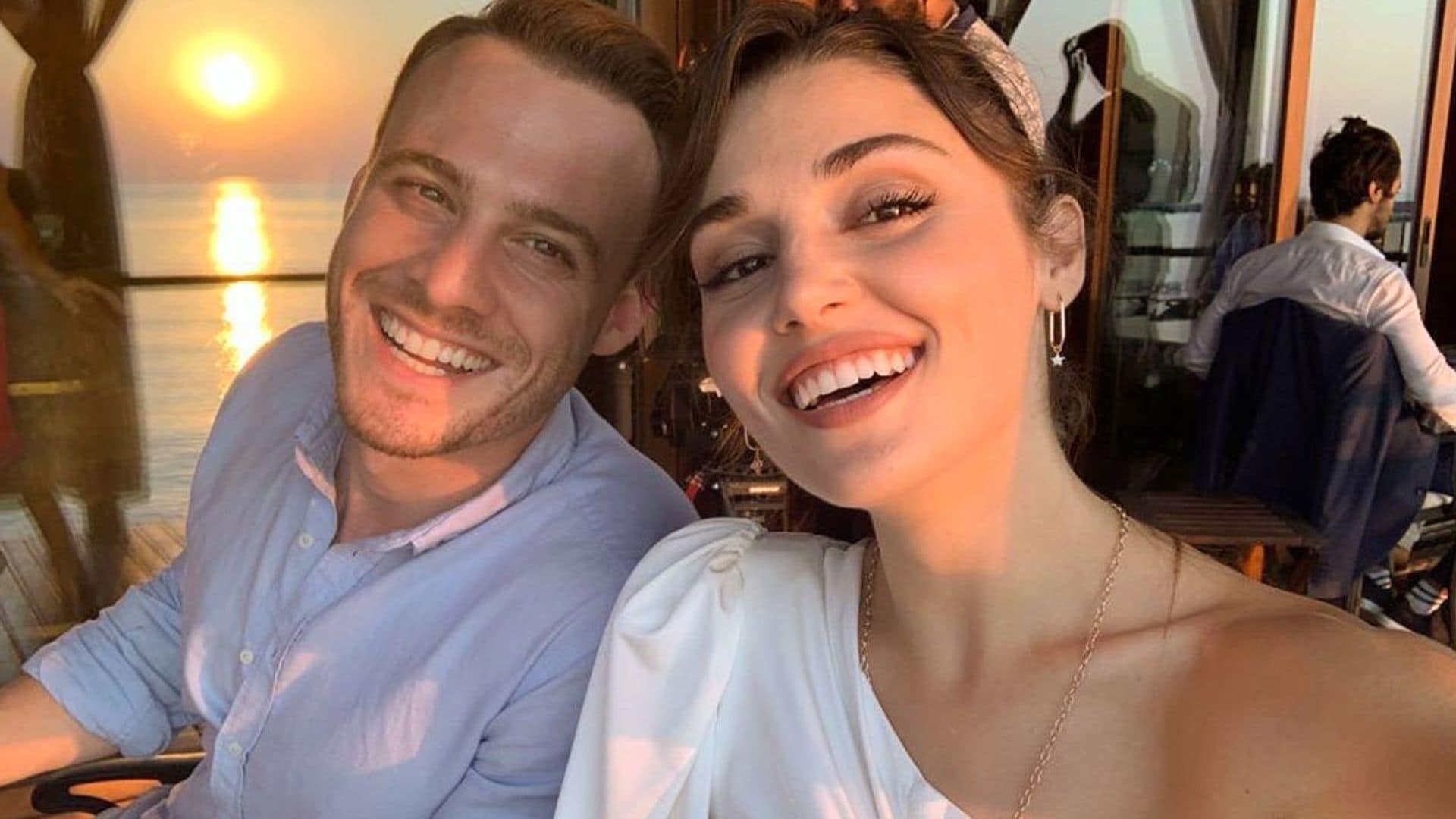 La faceta más bromista de Kerem Bürsin con Hande Erçel y sus compañeros de 'Love in in the air'