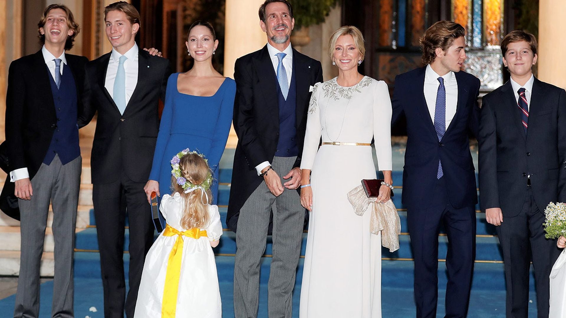 Posados, besos y abrazos: las fotos de familia más bonitas que nos ha dejado la boda de Philippos de Grecia y Nina Flohr